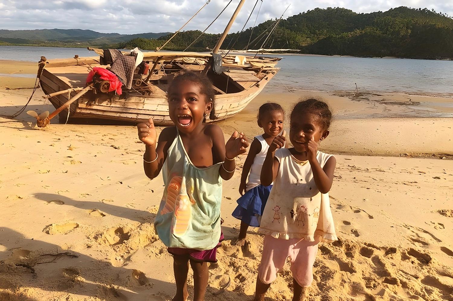 Randonnée à travers les rizières pour le Trek Robinson entre terre et mer.