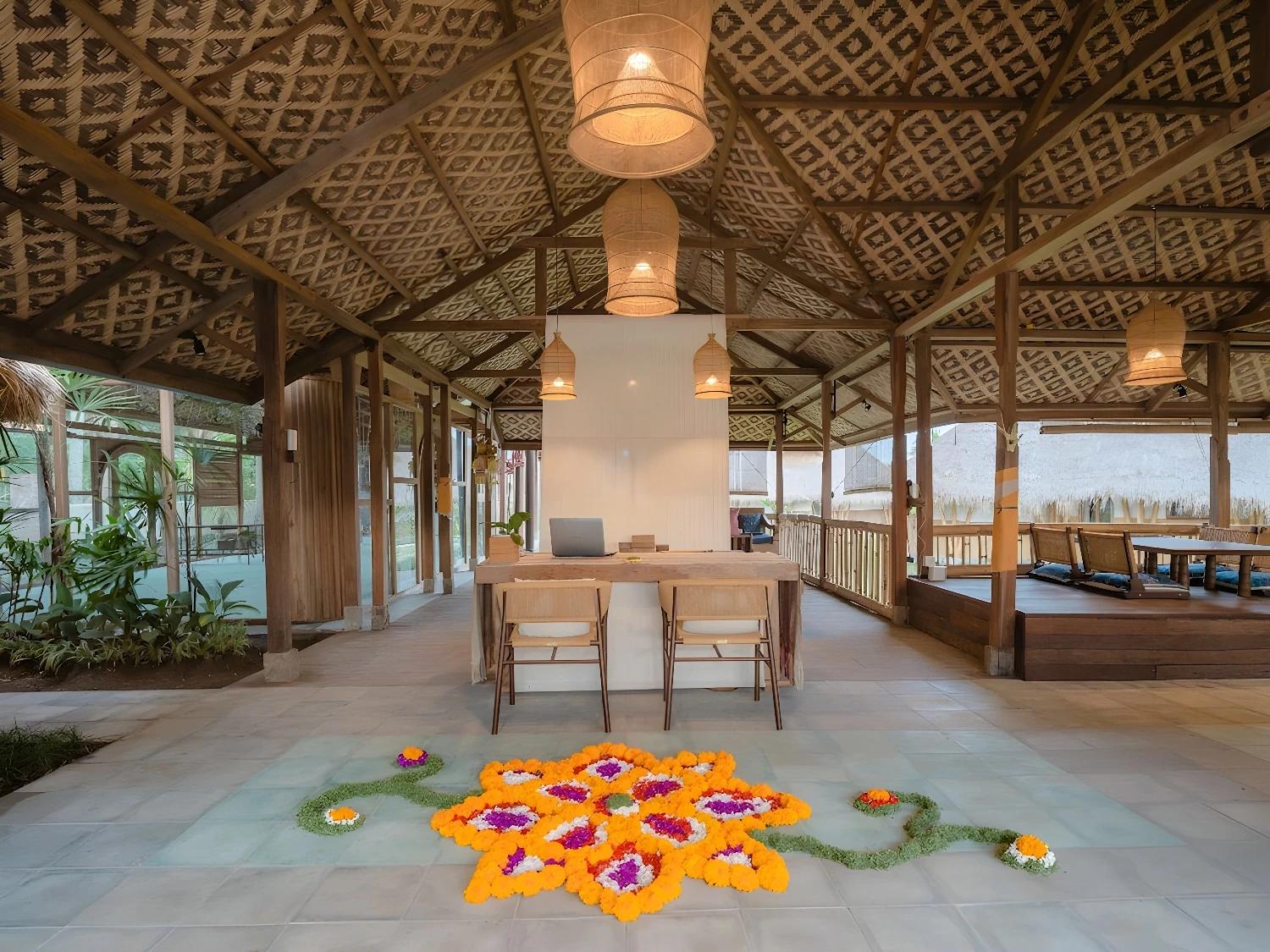 Réception accueillante avec décoration florale à Mana Earthly Paradise