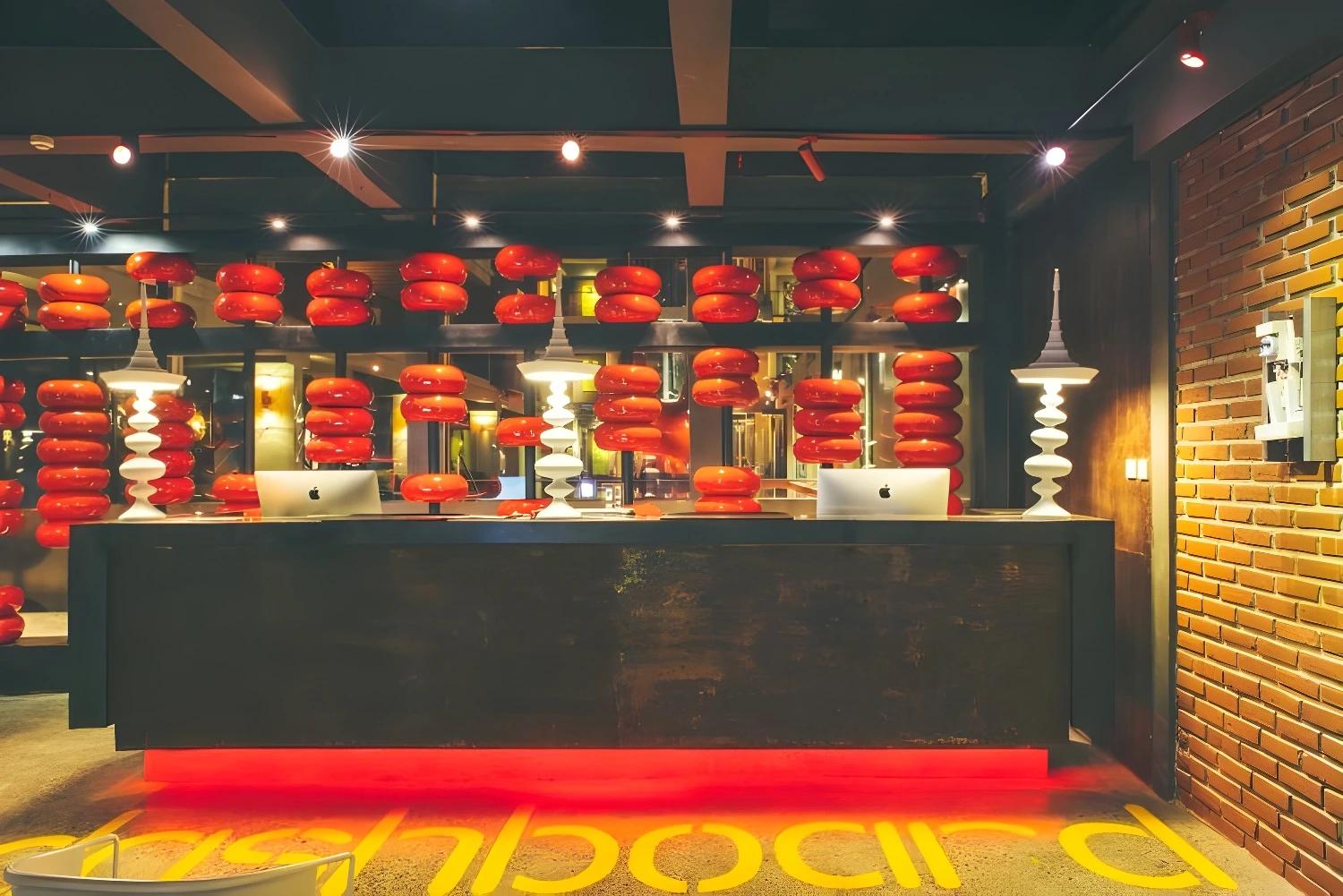 Réception du Dash Seminyak avec un design moderne et lumineux.