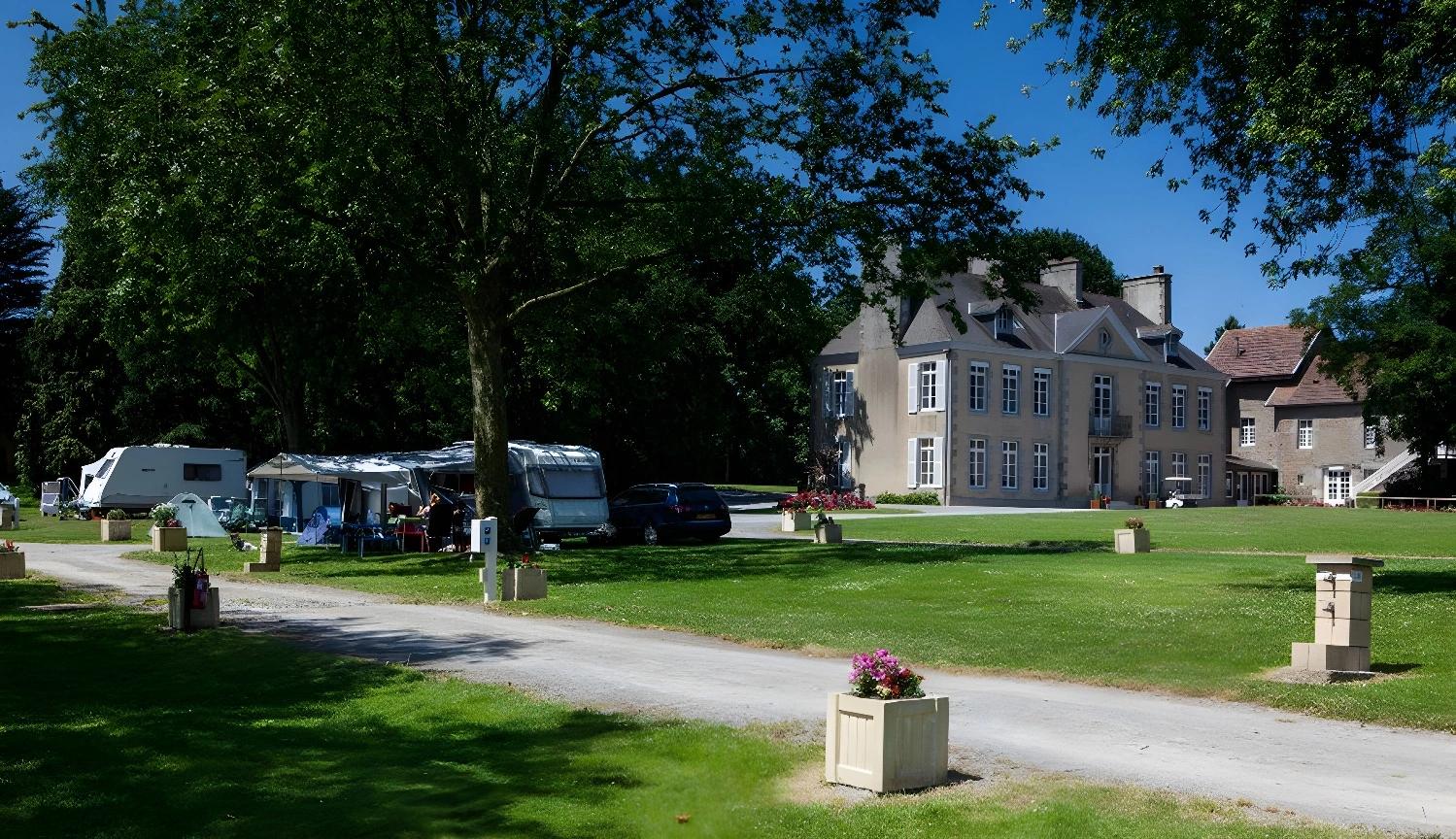 Château de Lez-Eaux avec reflet dans l'étang