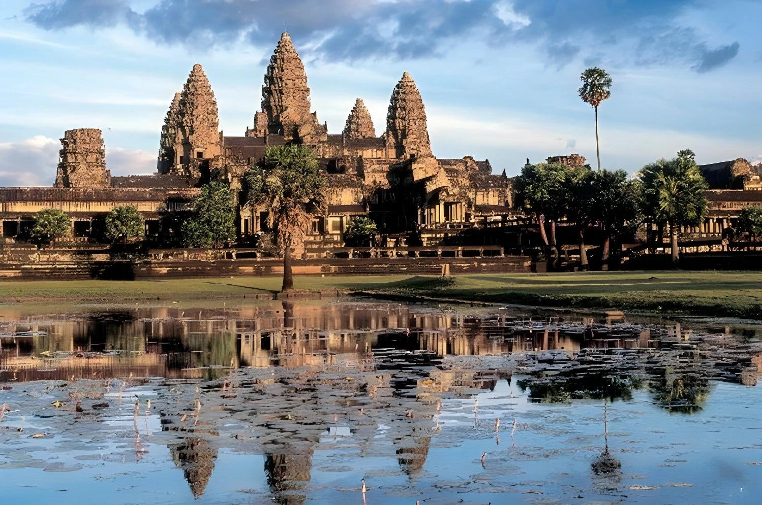 Reflets d'Angkor Wat dans l'eau, Circuit Privé Passion khmère au Cambodge