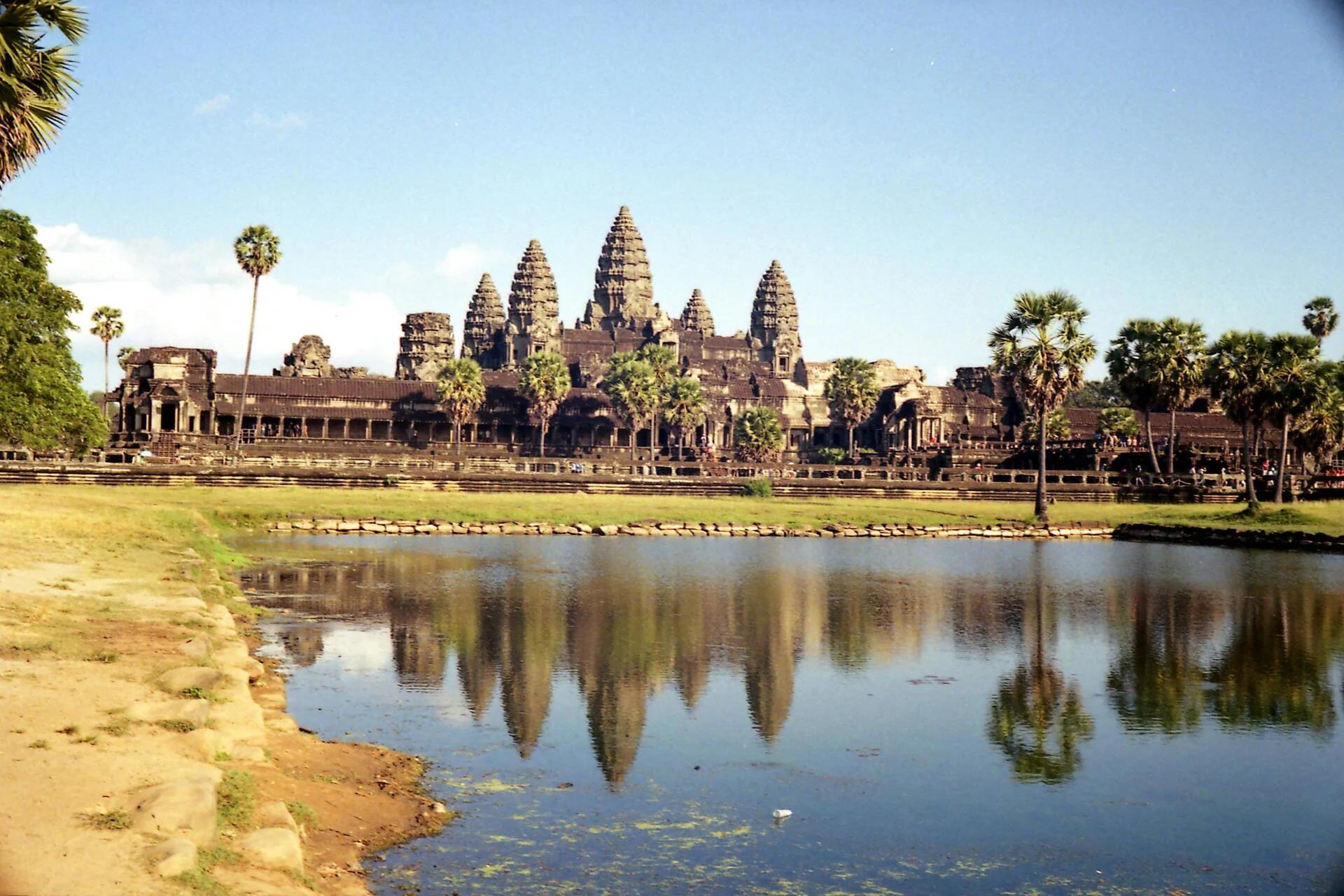 Réflexion du temple Angkor Wat sur l'eau, Racines et récits