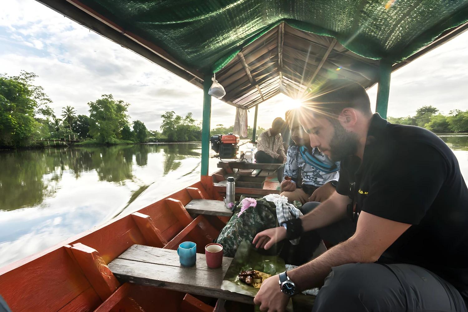 Traversée de la jungle luxuriante avec un repas sur un bateau