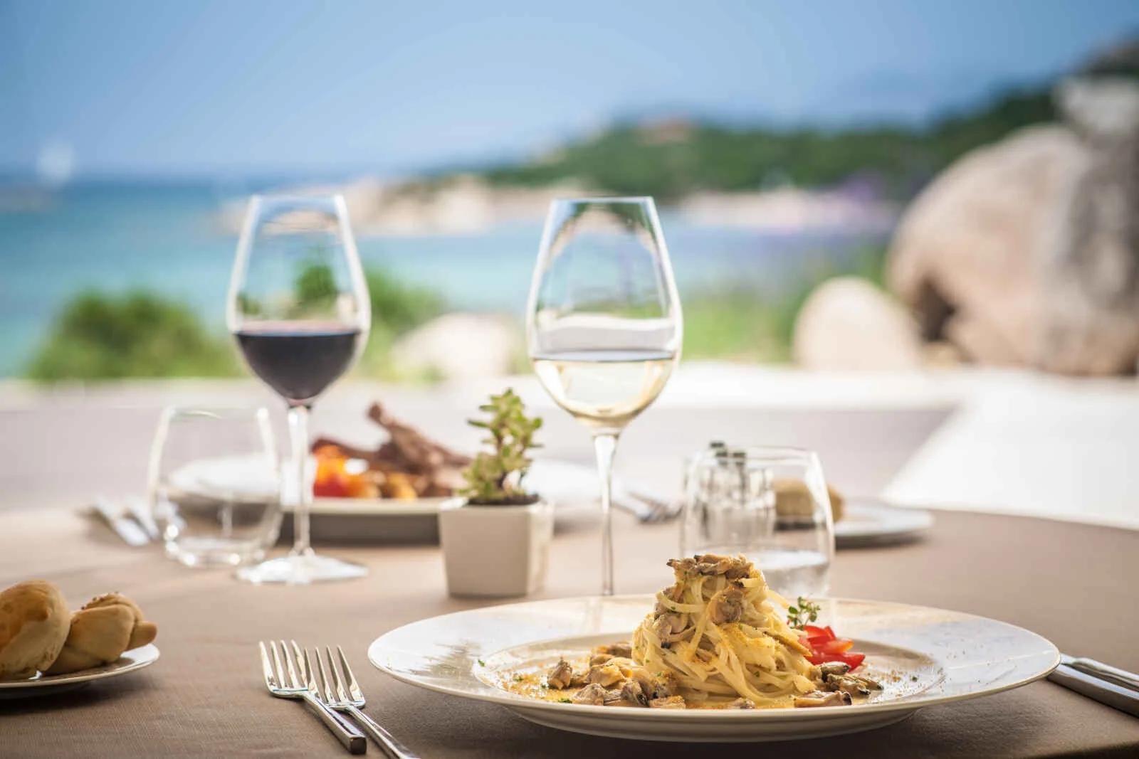 Repas gastronomique avec vue sur la mer à CalaCuncheddi