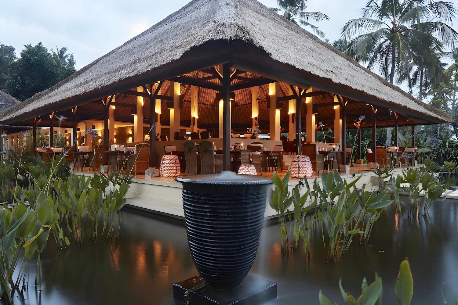Restaurant extérieur éclairé le soir à Alila Manggis