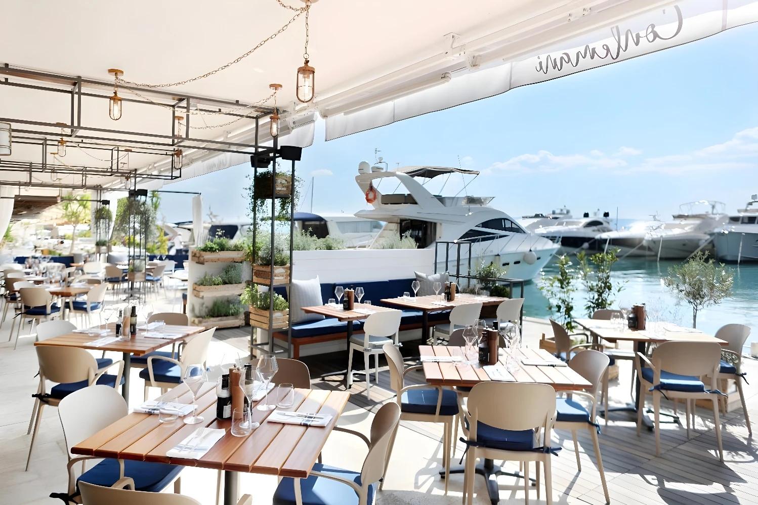 Restaurant en bord de mer au Le Meridien Lav Split