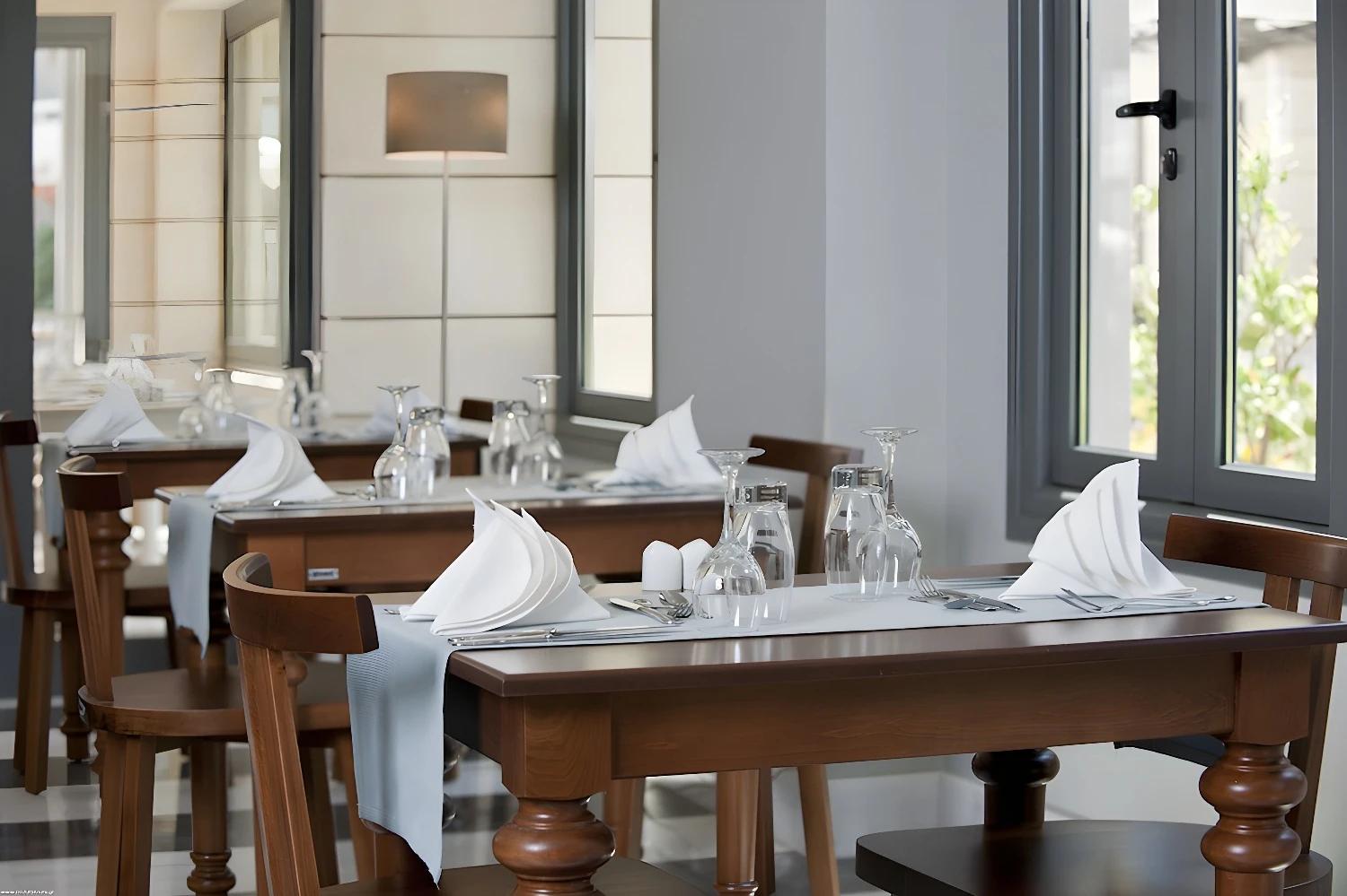 Restaurant élégant de l'Aegean Pearl avec tables dressées.