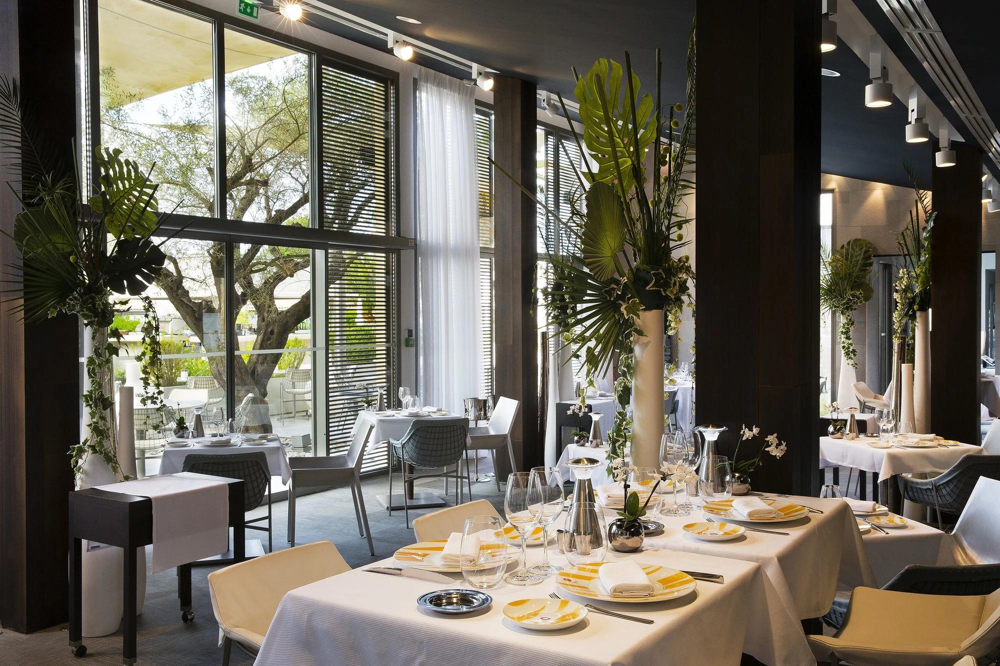 Restaurant élégant du Sezz Saint-Tropez avec tables dressées et grandes fenêtres.