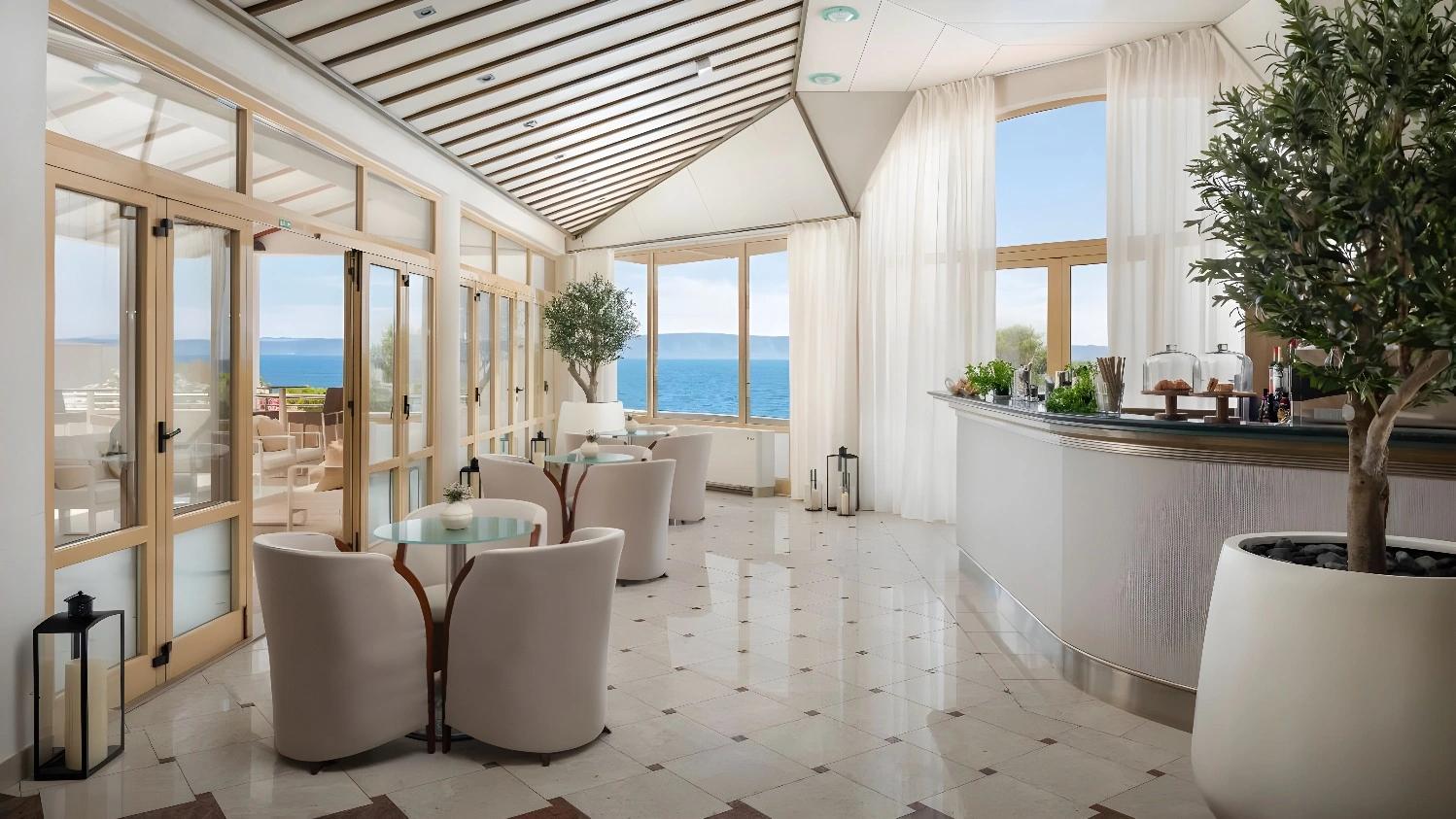 Intérieur élégant du restaurant au Bluesun Afrodita Hotel