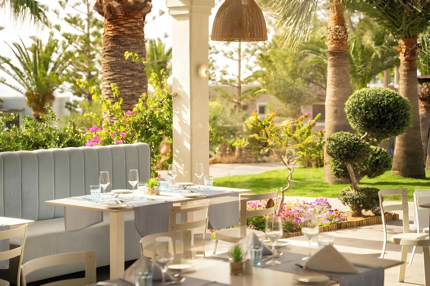 Restaurant extérieur à l'Iberostar Creta Marine entouré de verdure