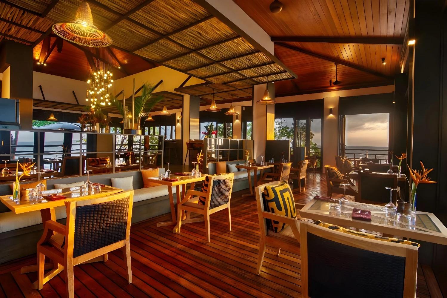 Restaurant élégant avec vue sur l'océan au Hilton Seychelles Northolme Resort & Spa