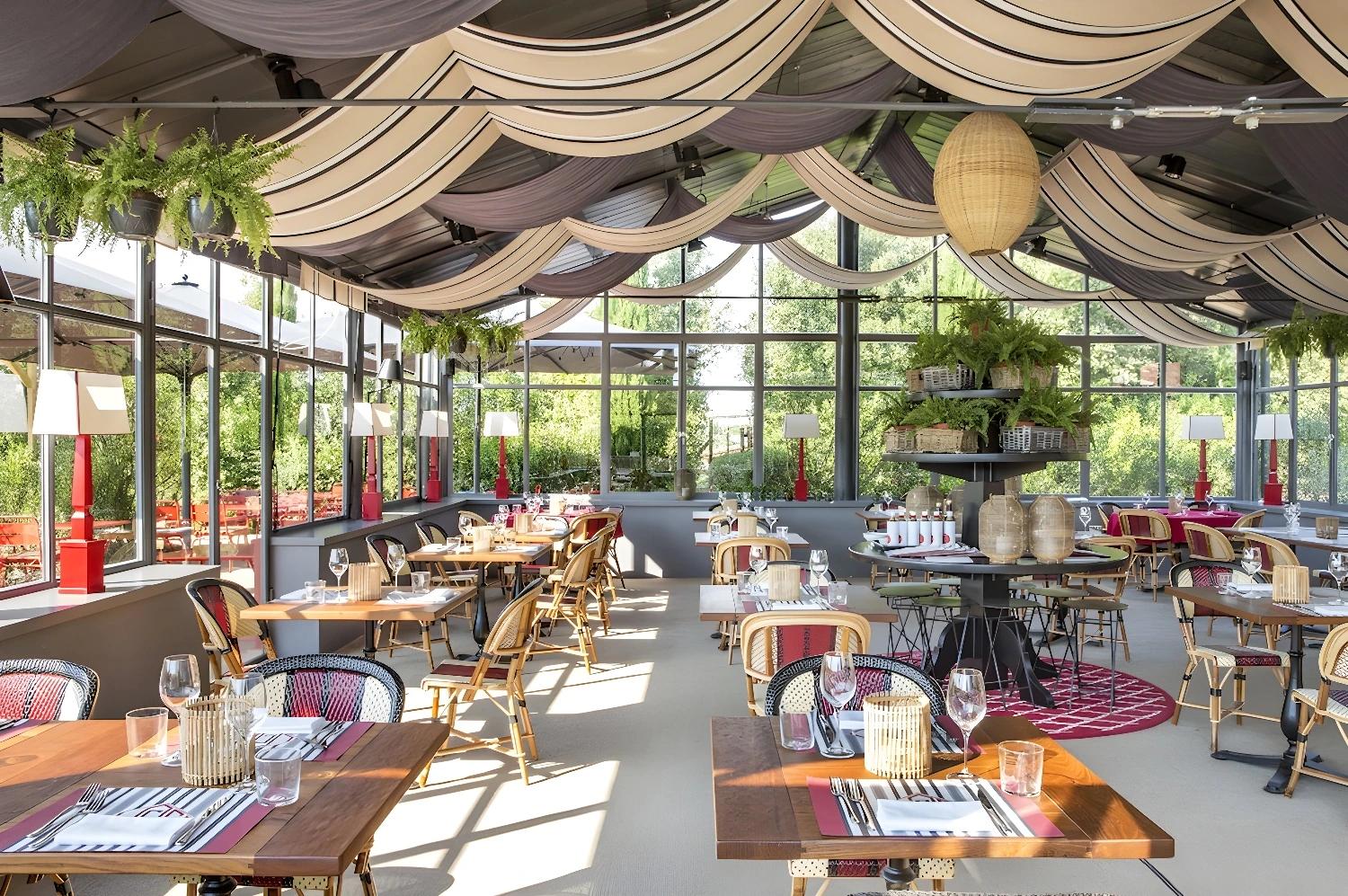 Intérieur du restaurant de Locanda Rossa avec décoration élégante