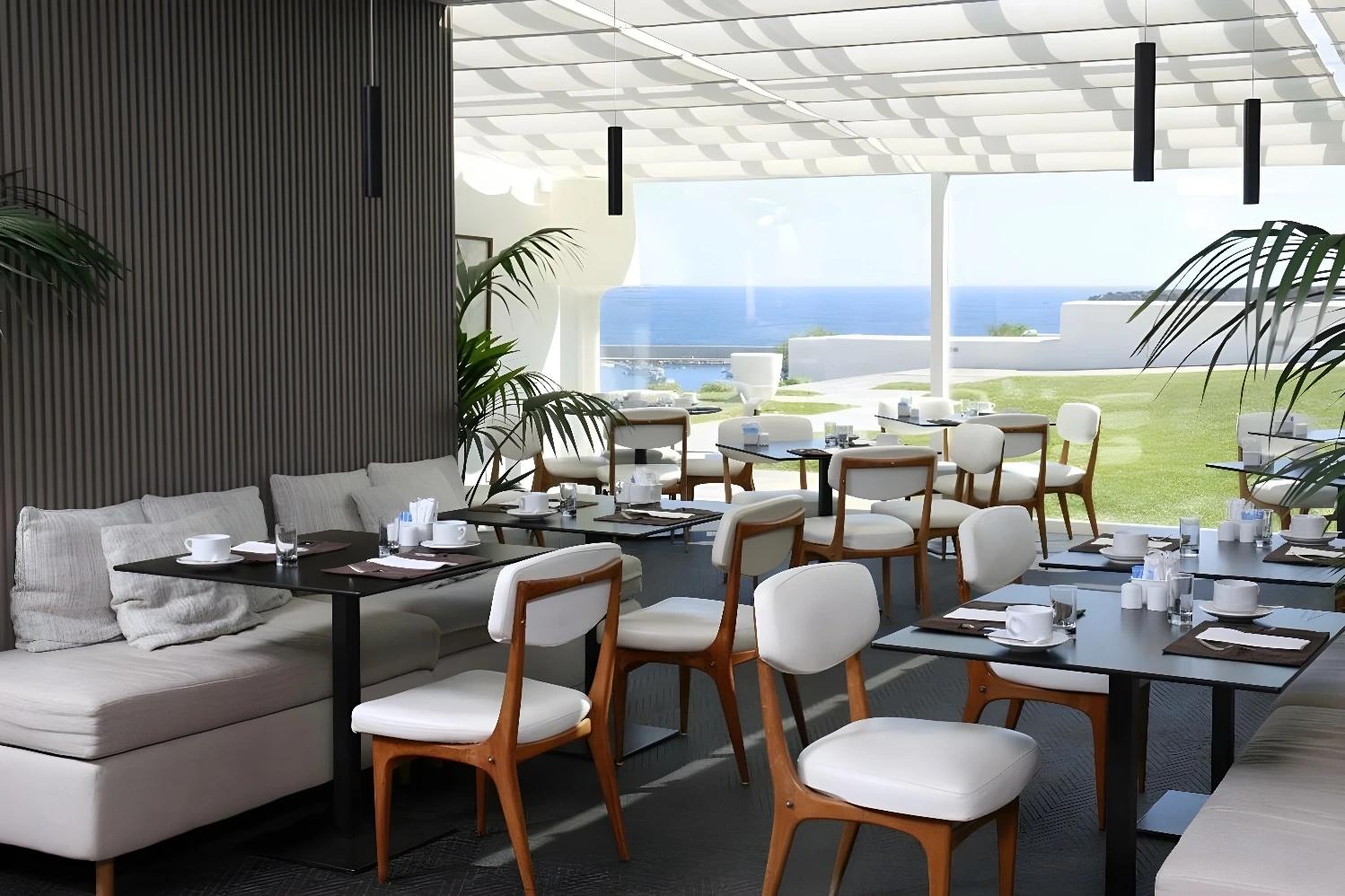 Restaurant intérieur de l'hôtel Memmo Baleeira avec vue sur la mer