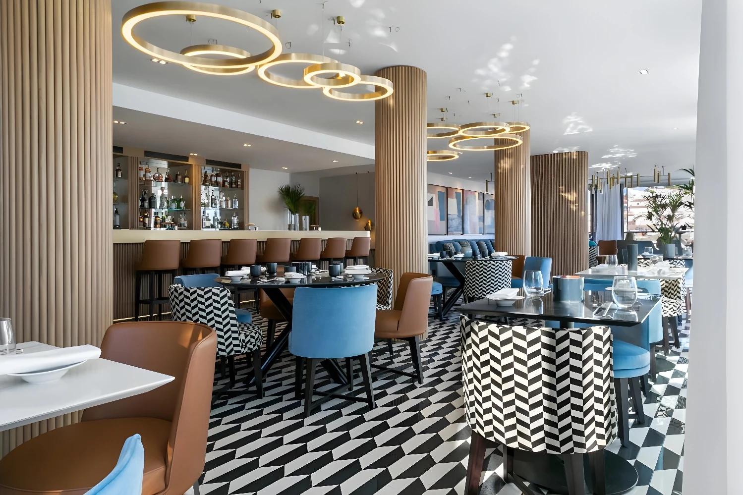 Restaurant moderne de l'Adriana Hvar Spa Hotel avec un design élégant