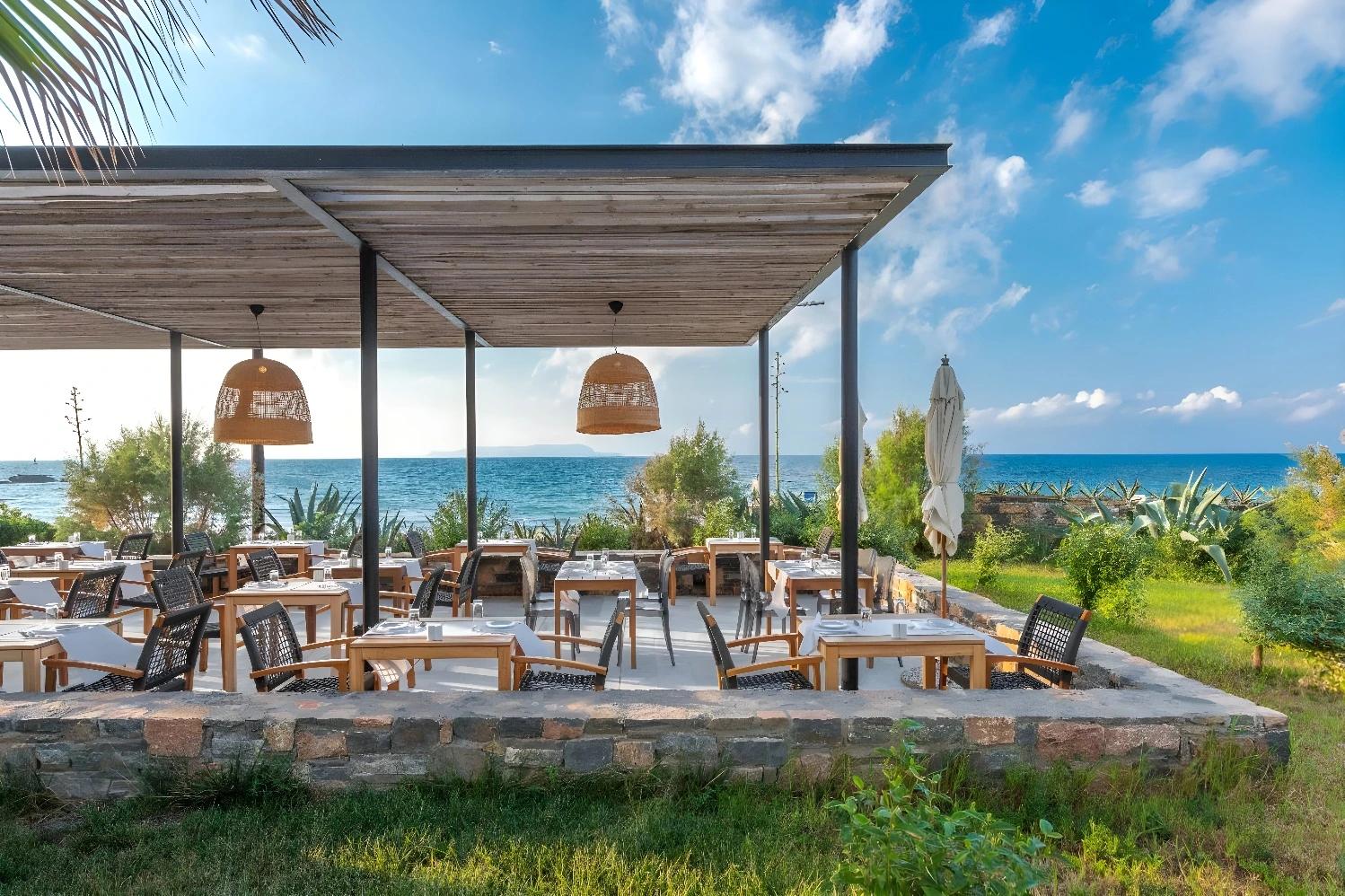 Restaurant en plein air avec vue sur la mer au The Island Hotel Resort - Adult Only