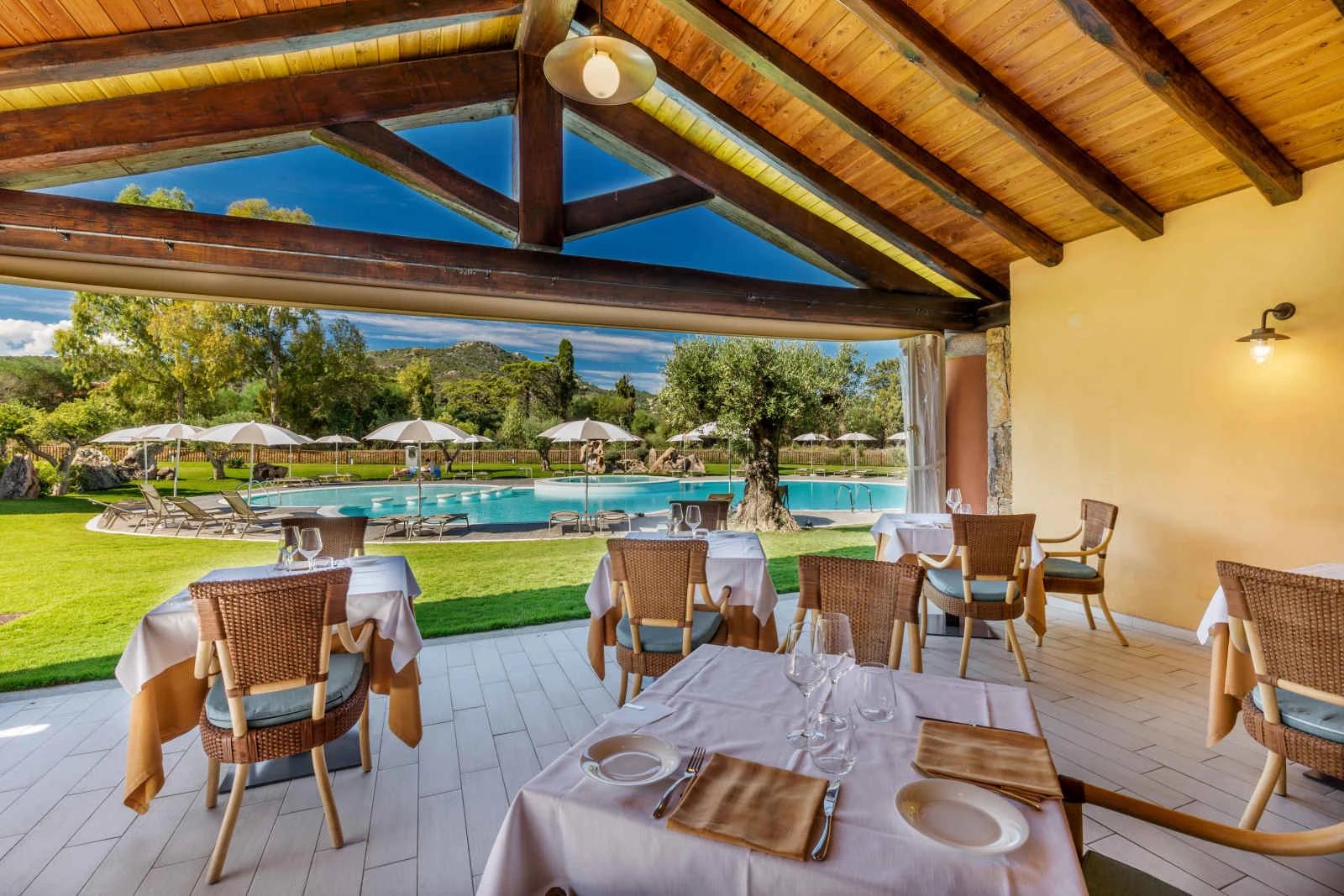 Terrasse du restaurant de l'hôtel Marana avec vue sur la piscine.