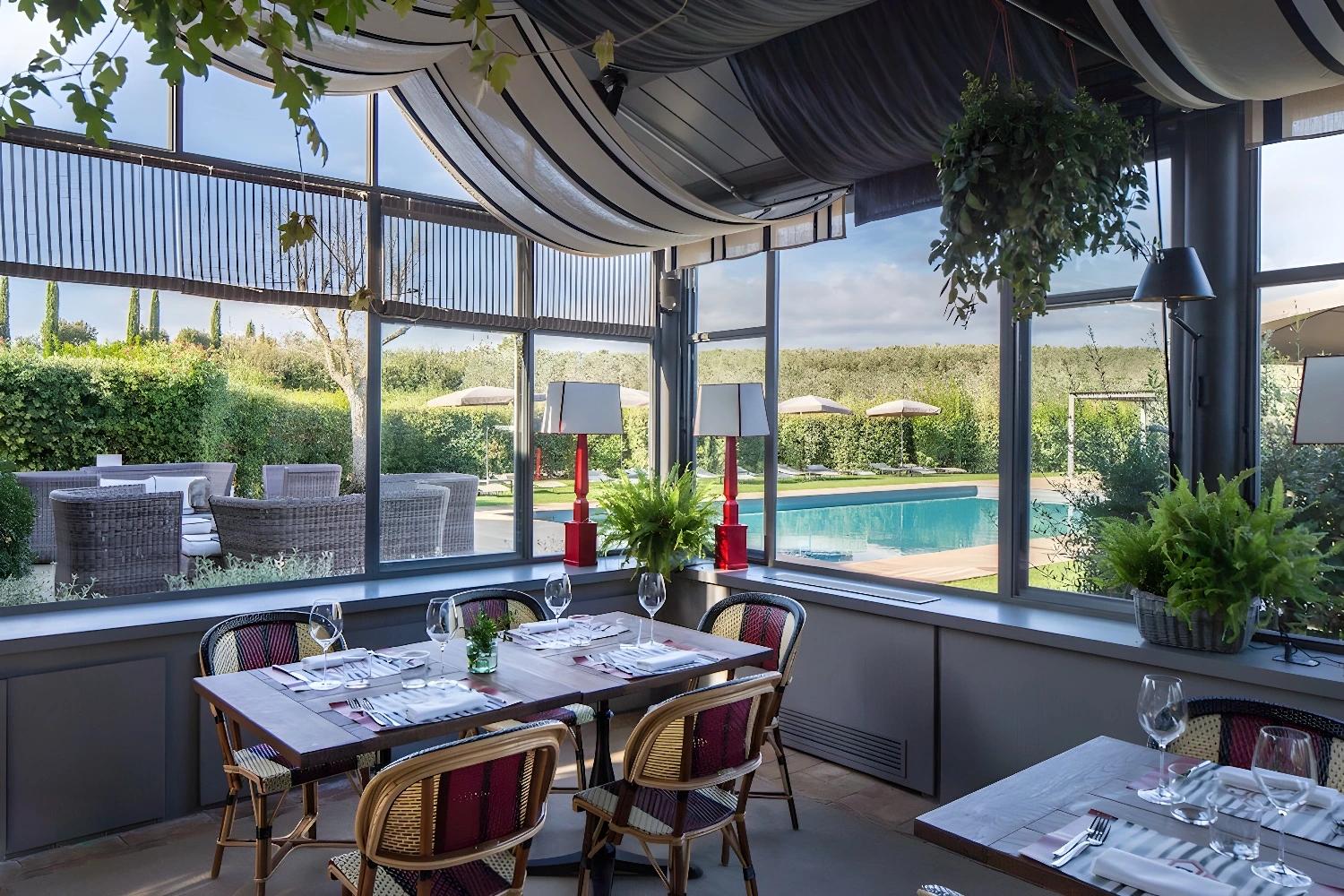Vue depuis le restaurant sur la piscine de Locanda Rossa