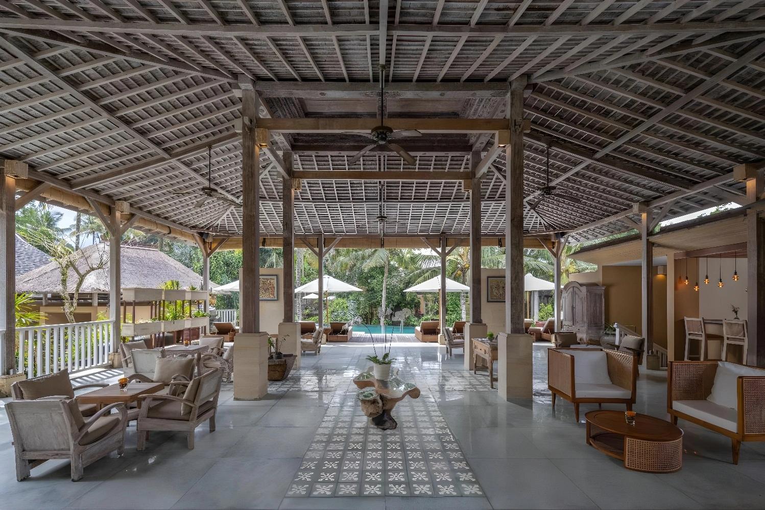 Intérieur du restaurant du Wapa Di Ume Ubud avec vue sur la piscine.