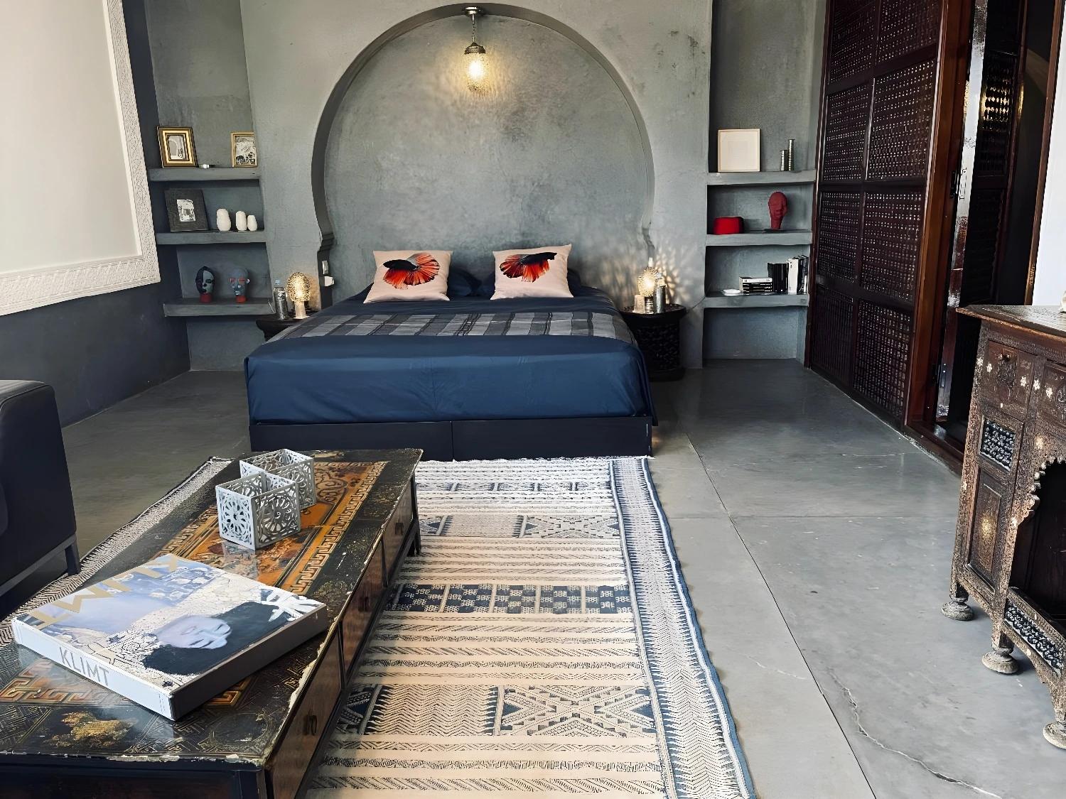 Chambre élégante du Riad 144 avec décoration moderne.