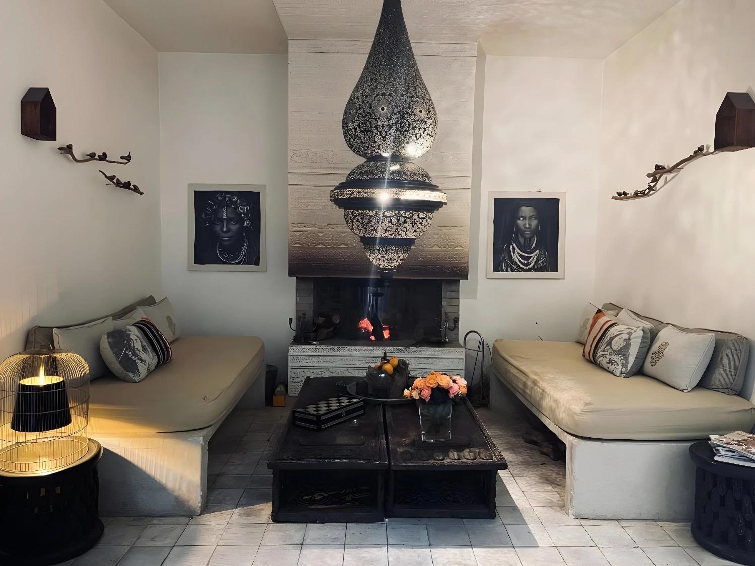 Salle de bain luxueuse du Riad 144 avec baignoire en cuivre.