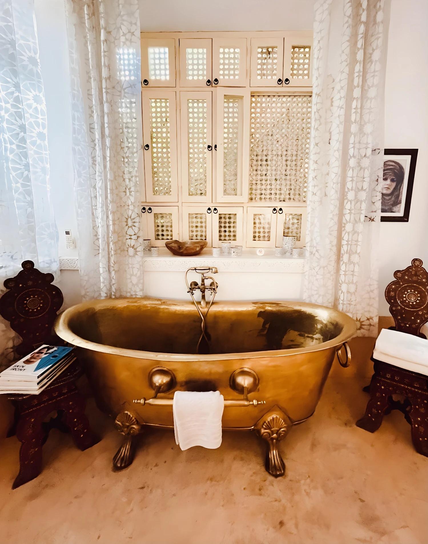 Salon confortable du Riad 144 avec cheminée et décoration artistique.