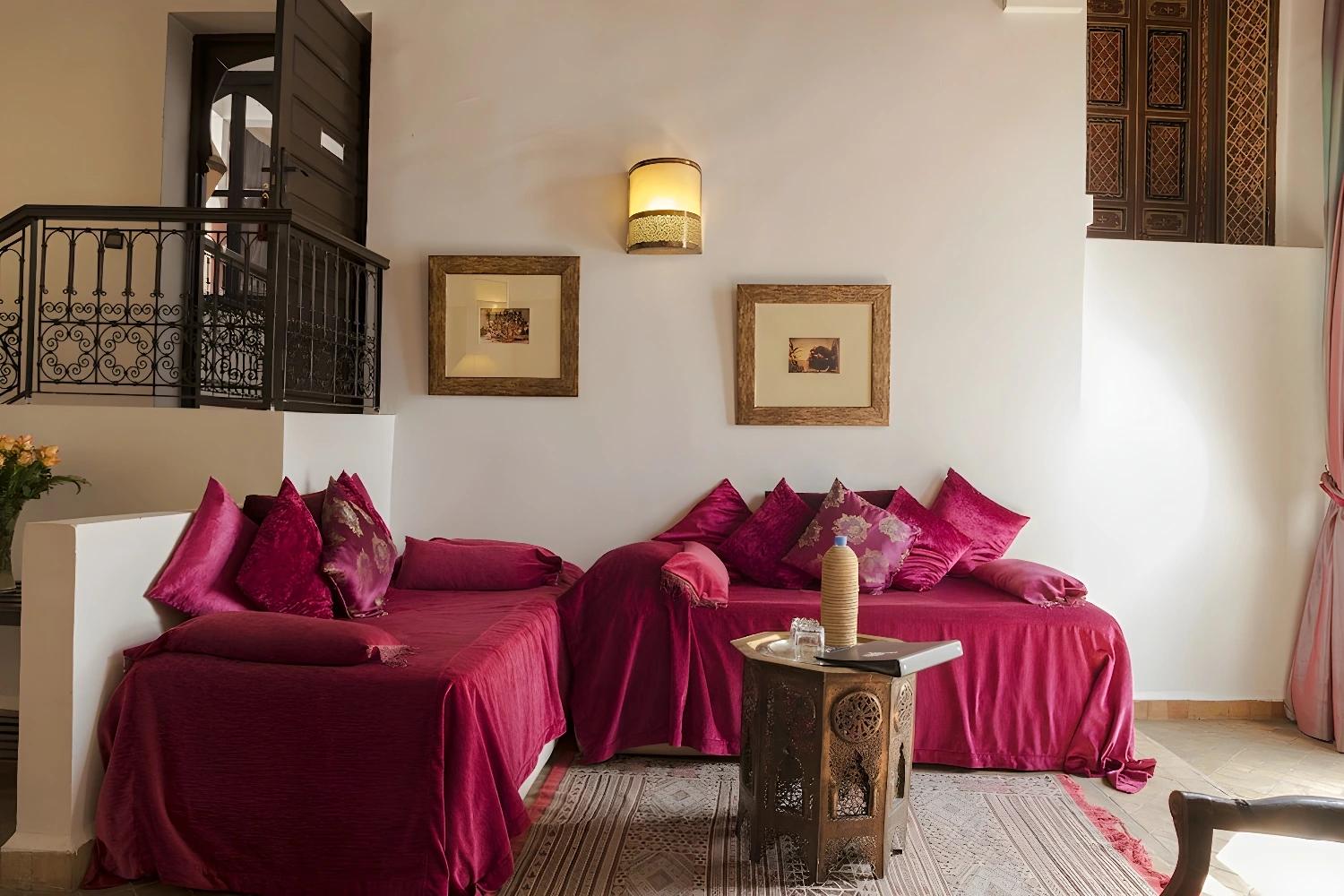 Coin détente du Riad Dar Saad avec coussins colorés.
