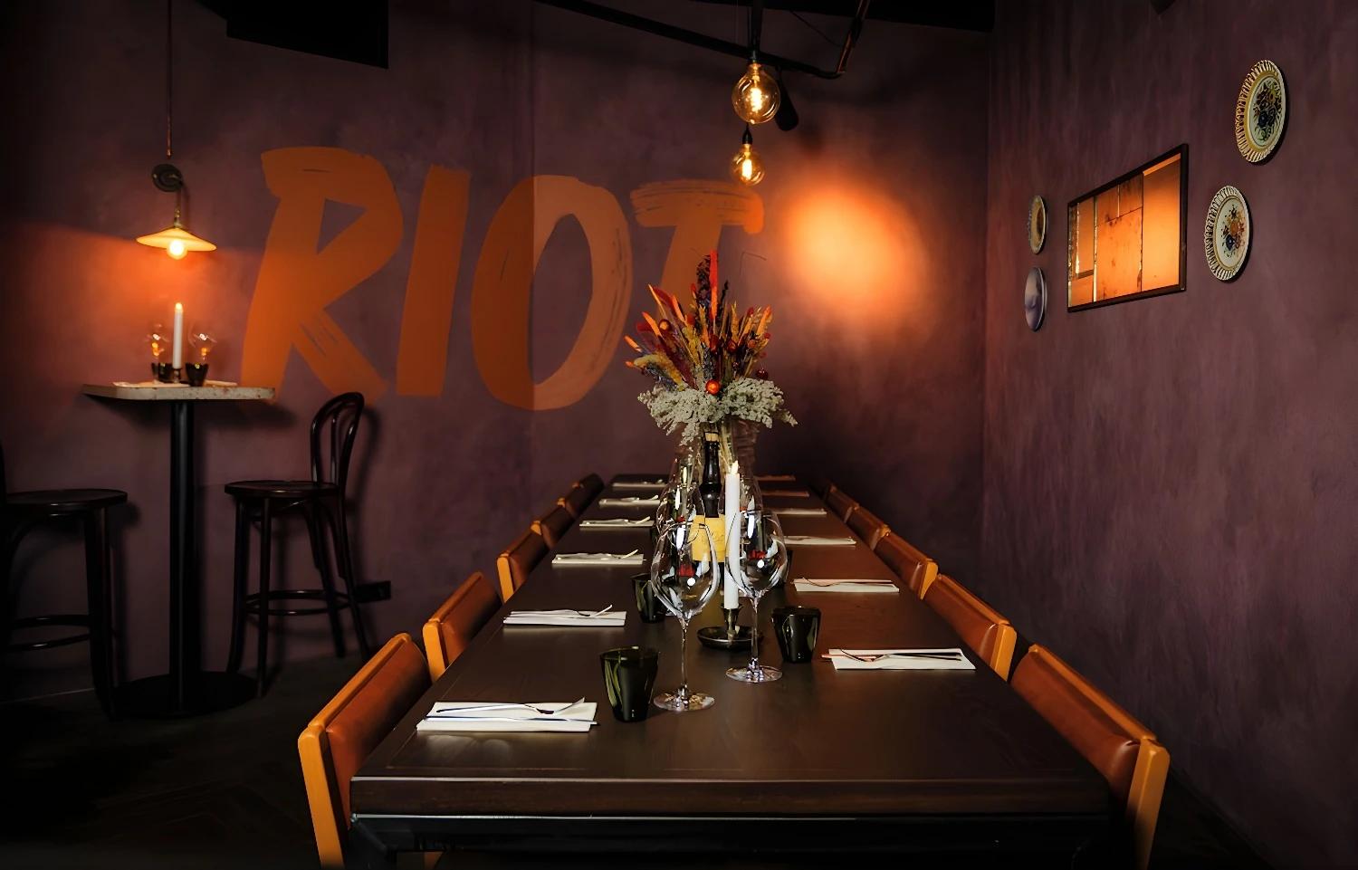 Salle à manger intime au Conscious Hotel The Tire Station avec une décoration chaleureuse.
