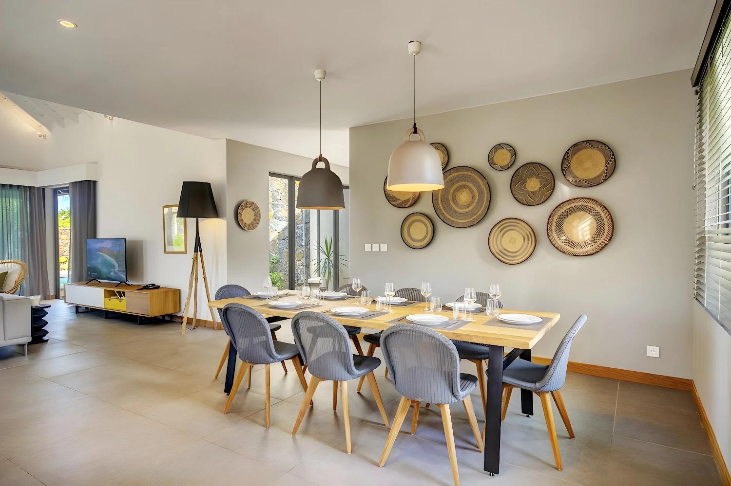 Salle à manger élégante à Mythic Suites & Villas