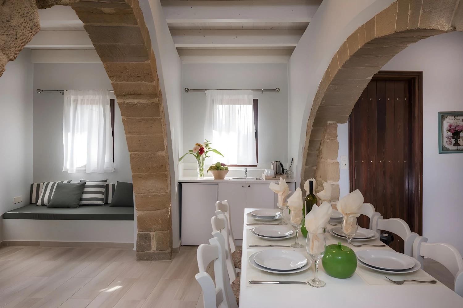 Salle à manger élégante avec arches en pierre au Spilia Village.