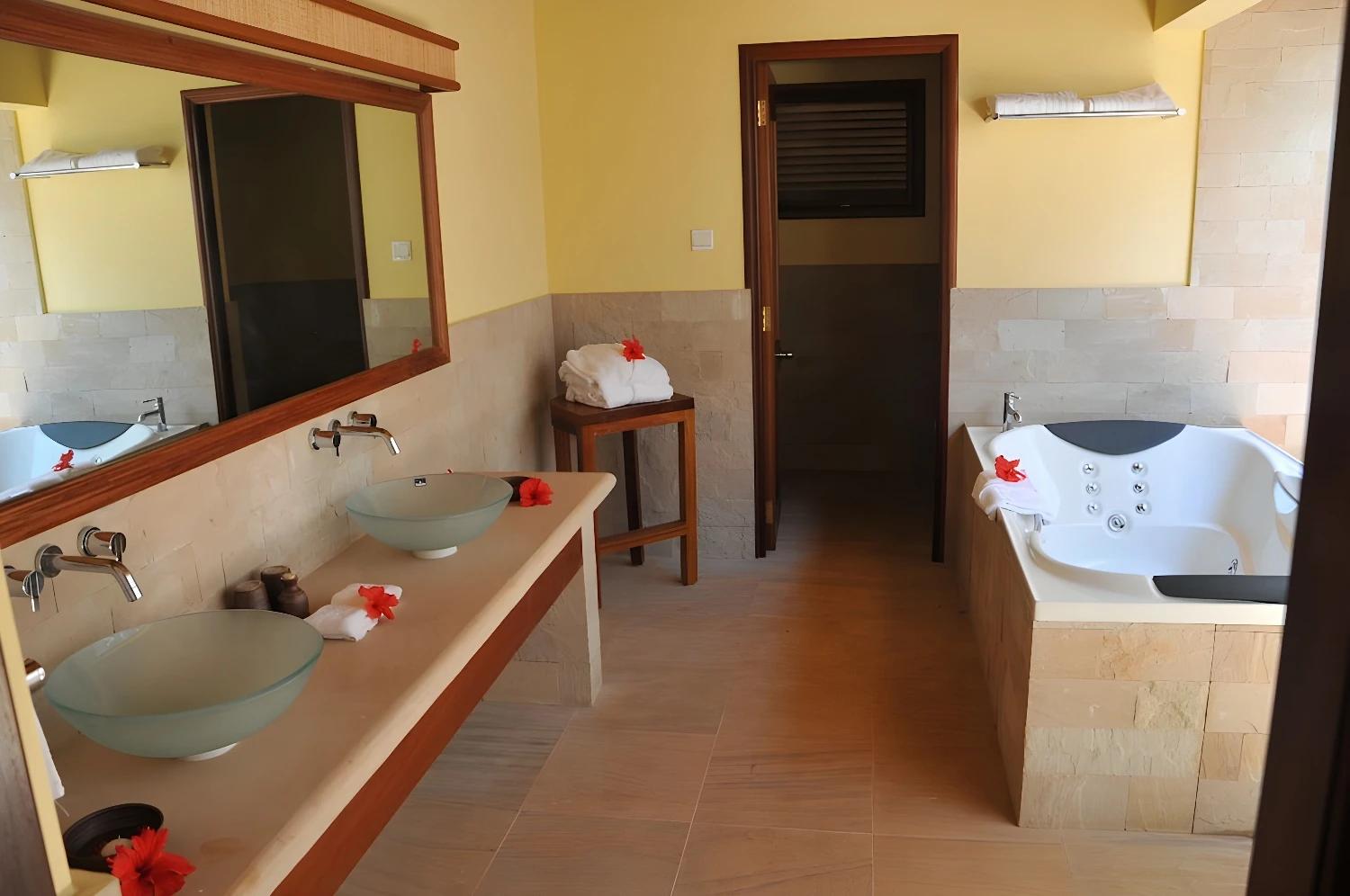 Salle de bain luxueuse au Cerf Island Resort