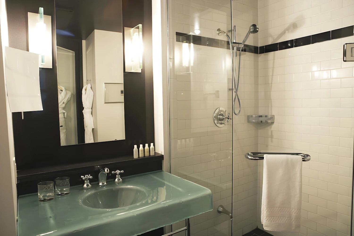 Salle de bain élégante au Germain Québec