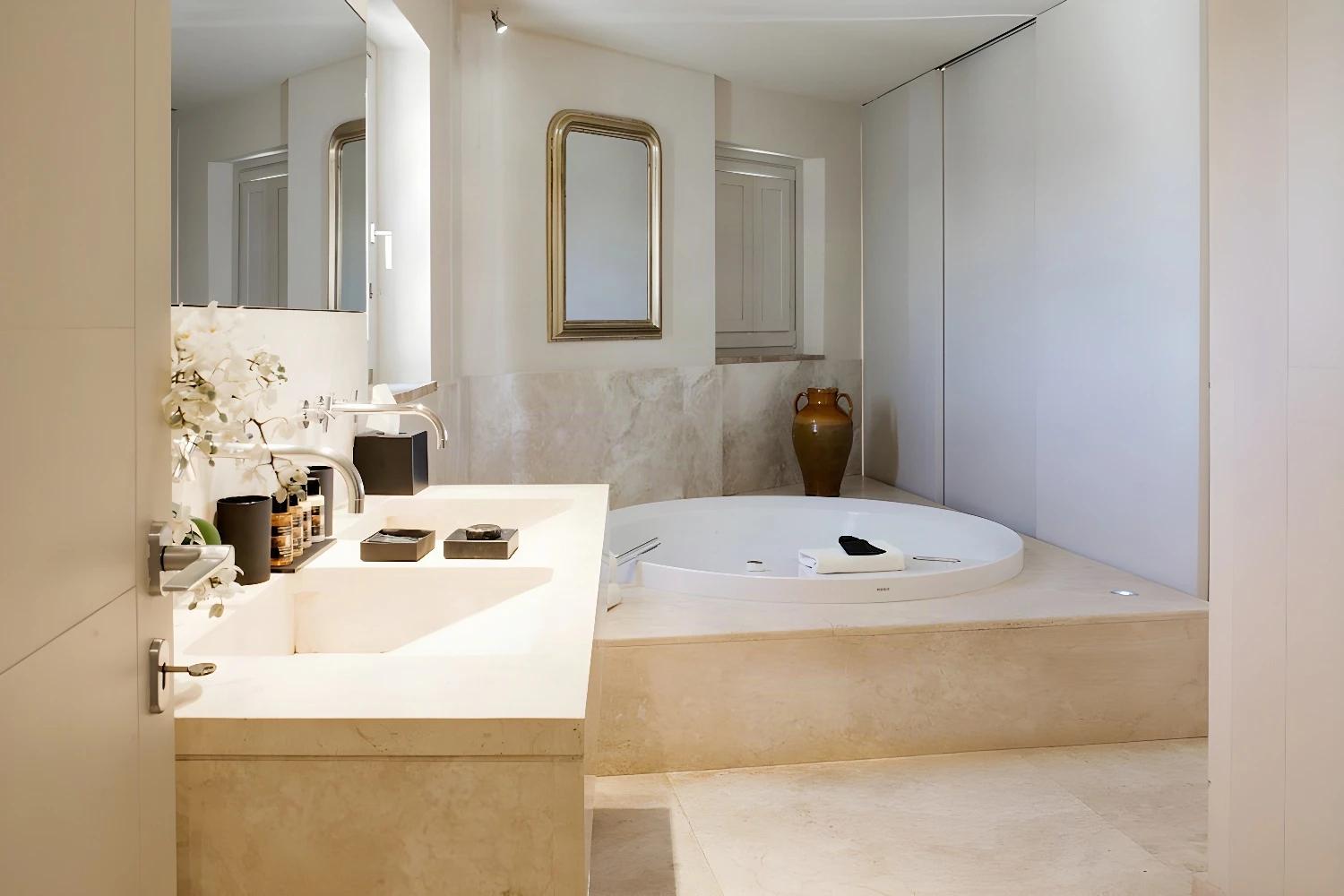Salle de bain luxueuse au Castello di Velona Resort, Thermal SPA & Winery