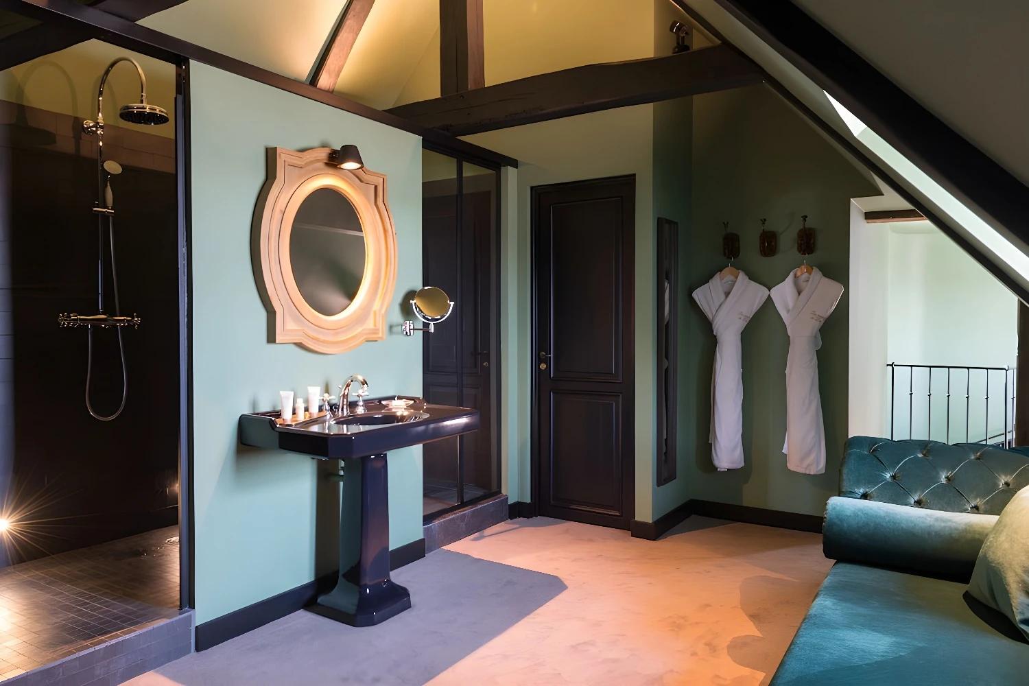 Salle de bain luxueuse aux Maisons de Léa avec douche et peignoirs