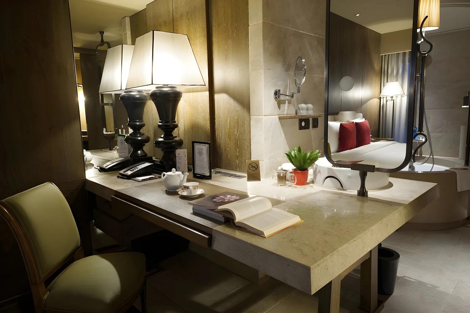 Salle de bain élégante au Palais De Chine Hotel avec un design moderne et des finitions luxueuses.