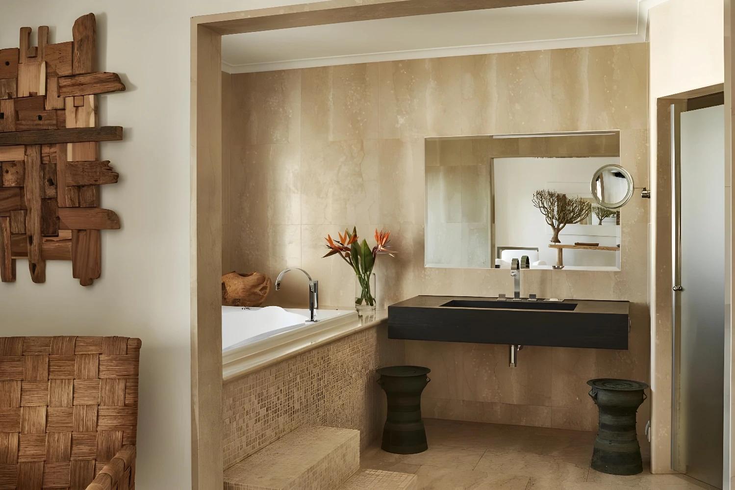 Salle de bain élégante de Vila Joya avec décoration en bois