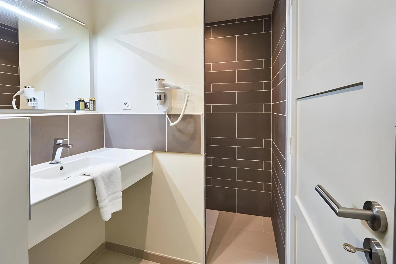 Salle de bain moderne aux Villas d'Arromanches