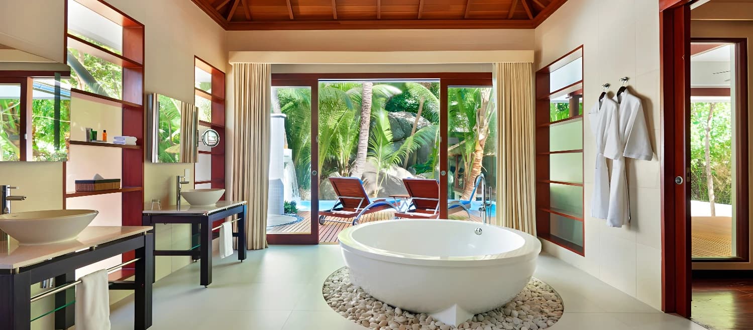 Salle de bain luxueuse avec baignoire au Hilton Seychelles Labriz Resort Spa.