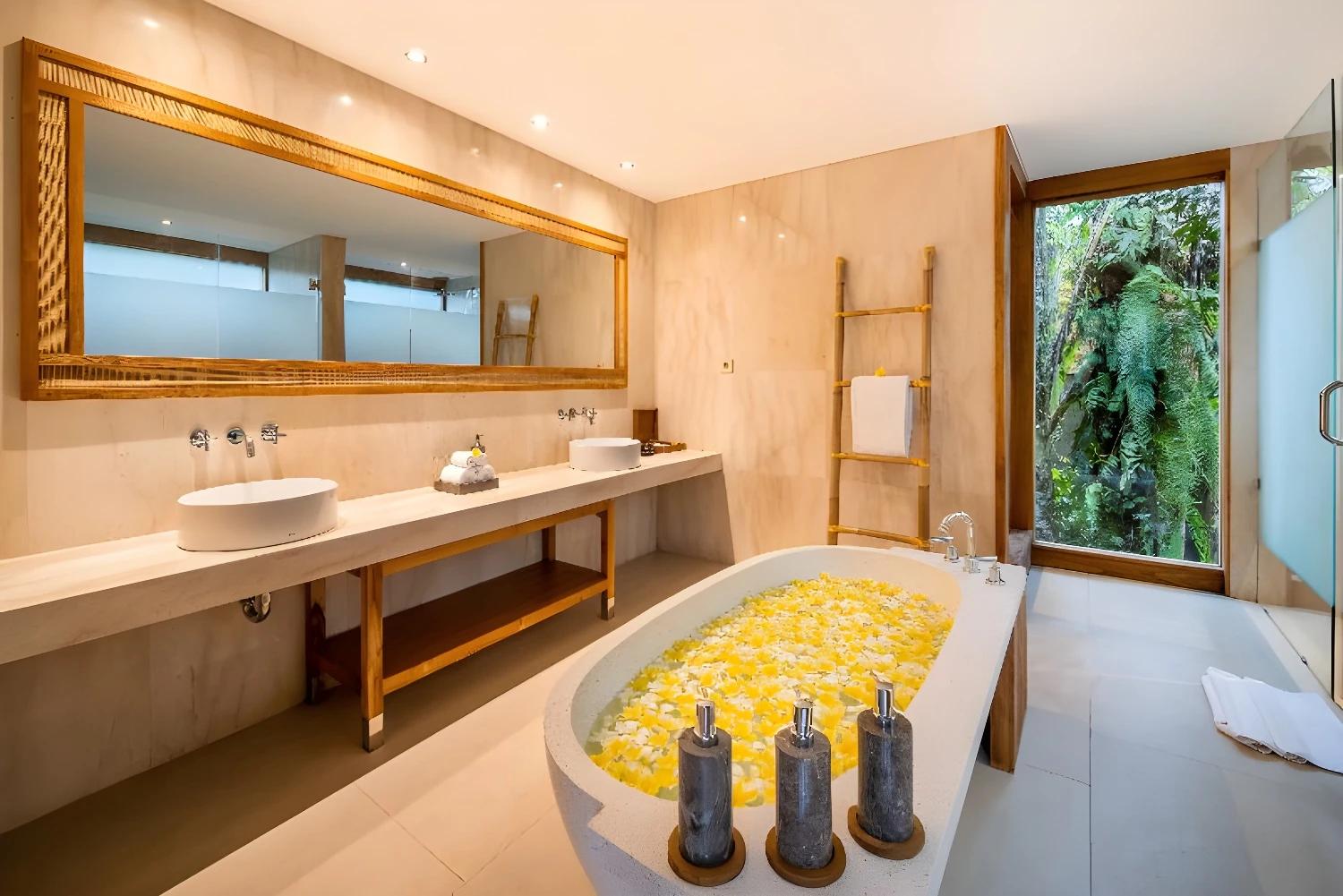 Salle de bain luxueuse avec baignoire au Kappa Senses Ubud