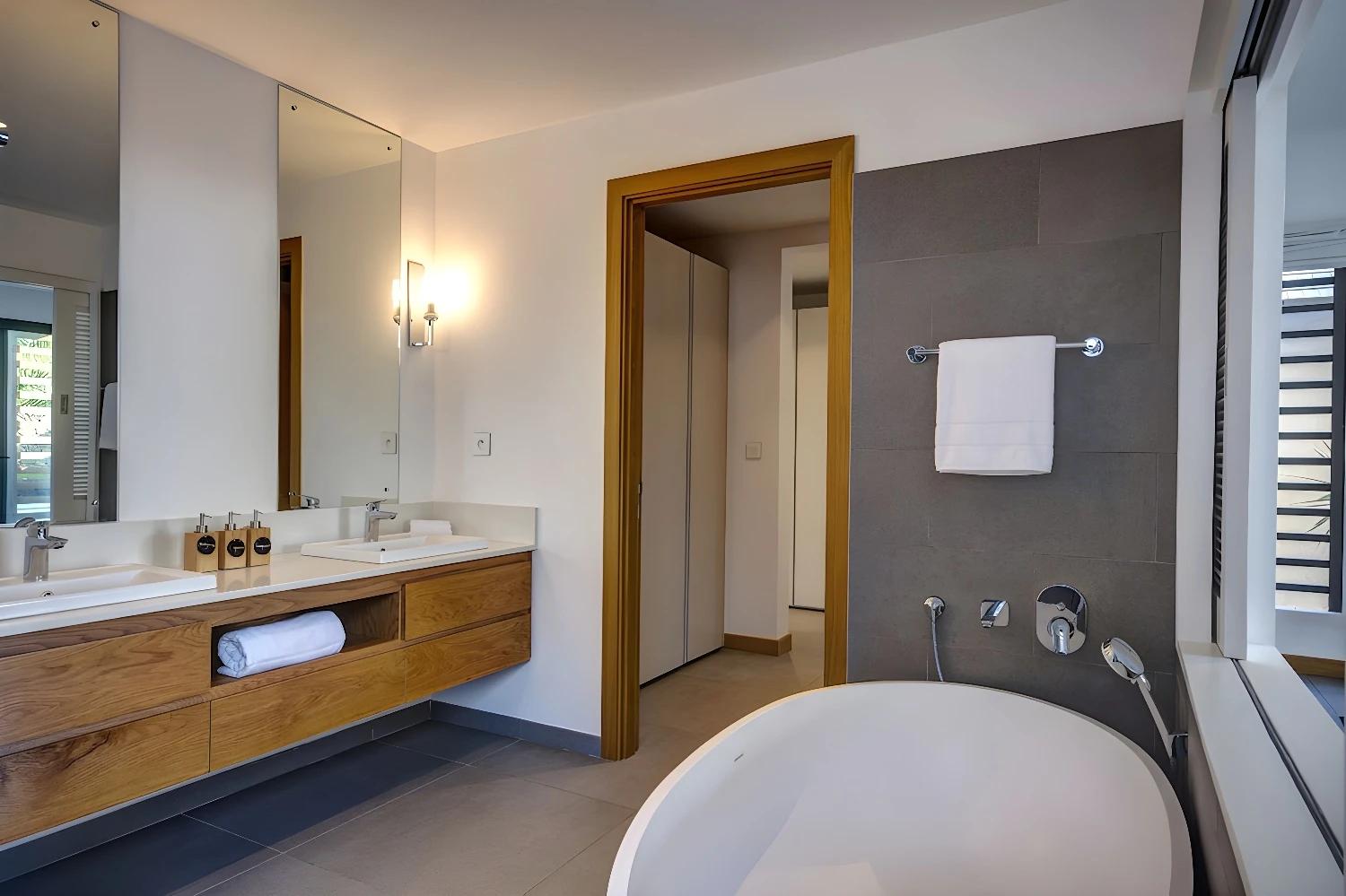 Salle de bain élégante à Mythic Suites & Villas