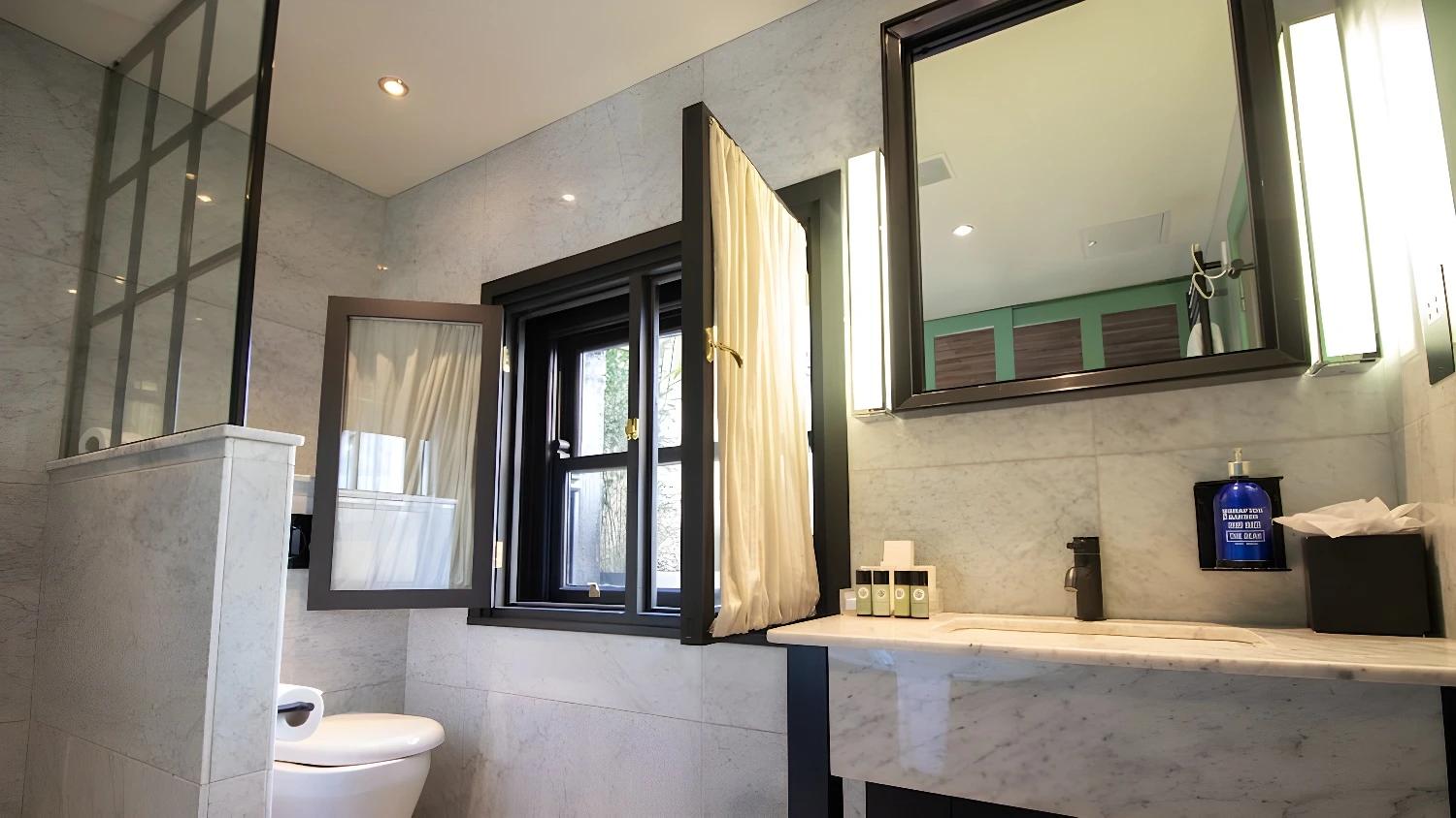 Salle de bain moderne en marbre au The Dean Hotel