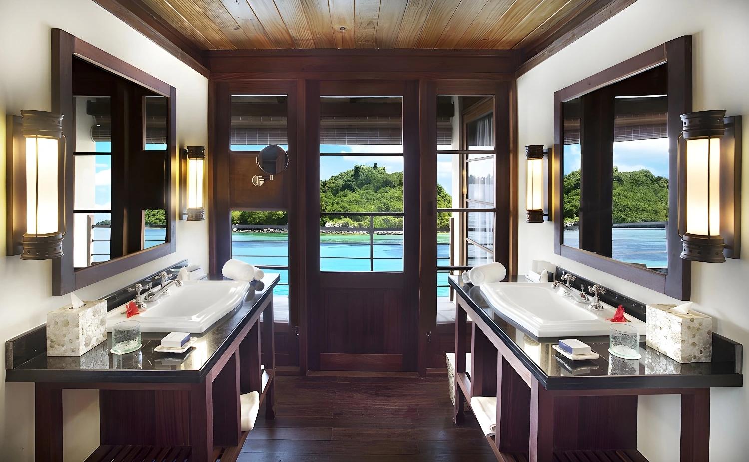 Salle de bain avec vue sur la mer au JA Enchanted Island Resort Seychelles