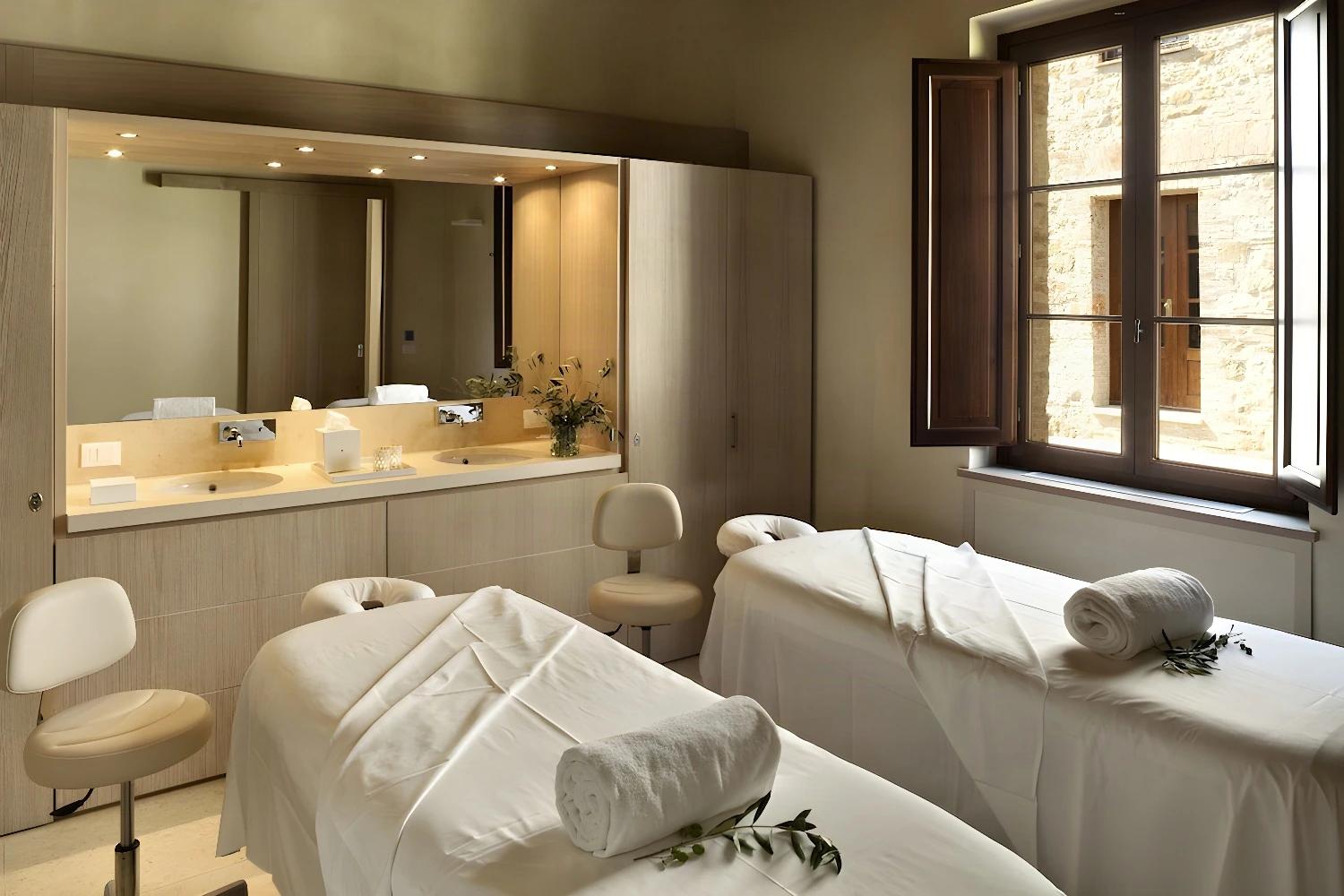 Salle de massage au Castel Monastero avec tables de soins