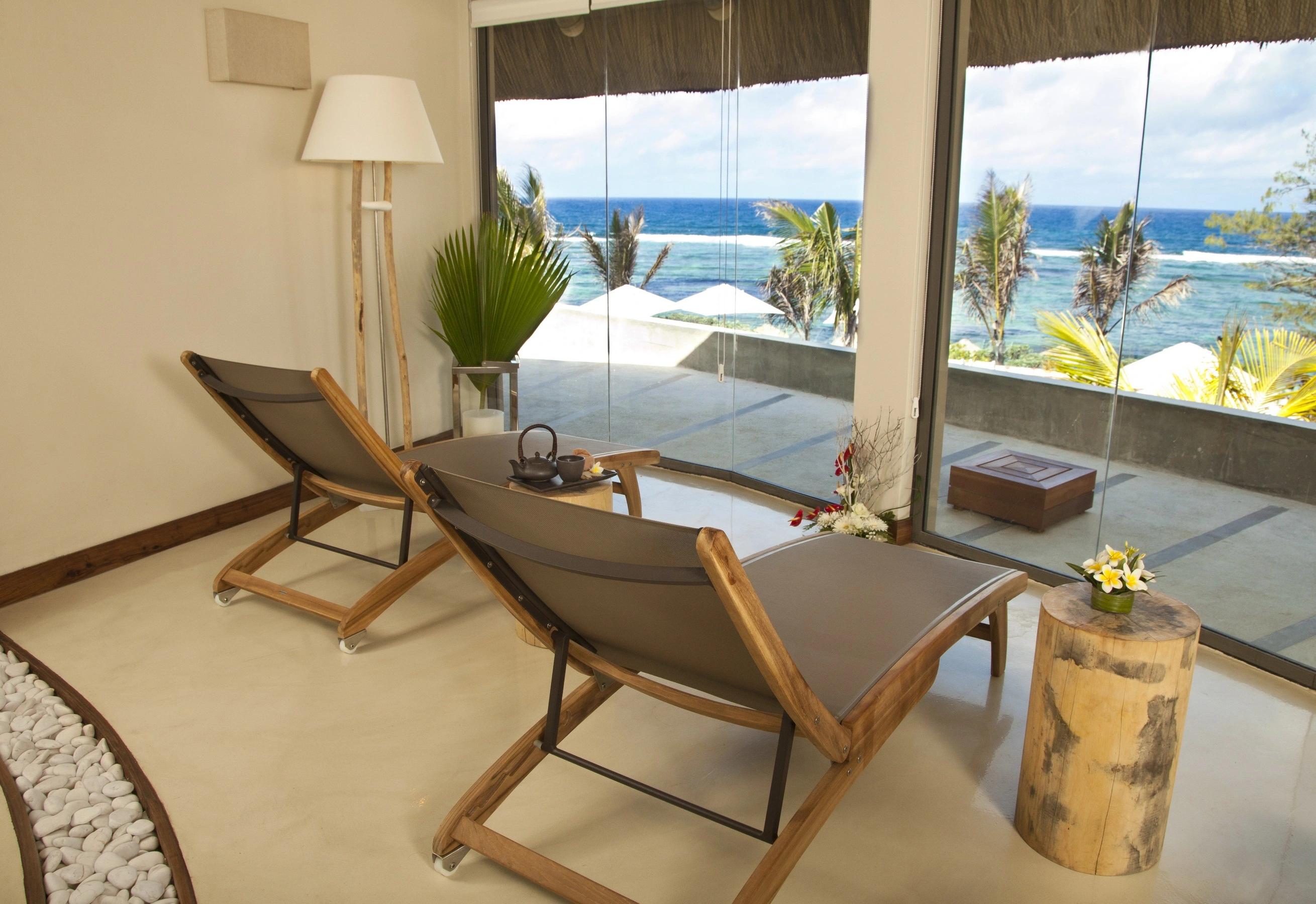 Salle de détente avec vue sur la mer au Radisson Blu Poste Lafayette - Adult Only
