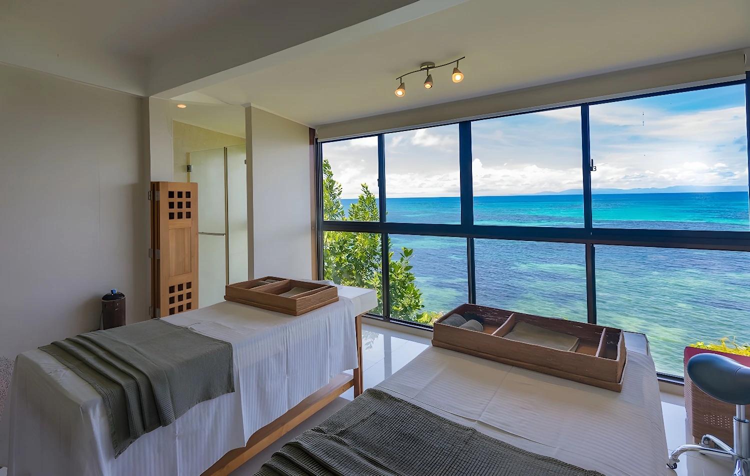 Salle de massage avec vue sur l'océan au Coco de Mer & Black Parrot Suites