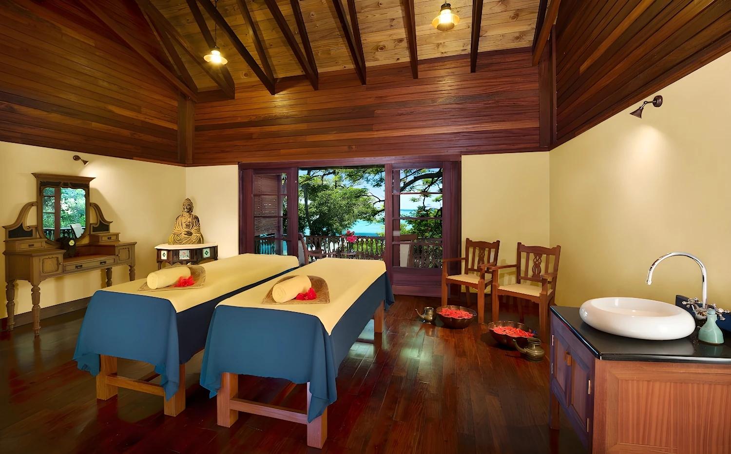 Salle de massage avec vue sur le jardin au JA Enchanted Island Resort Seychelles