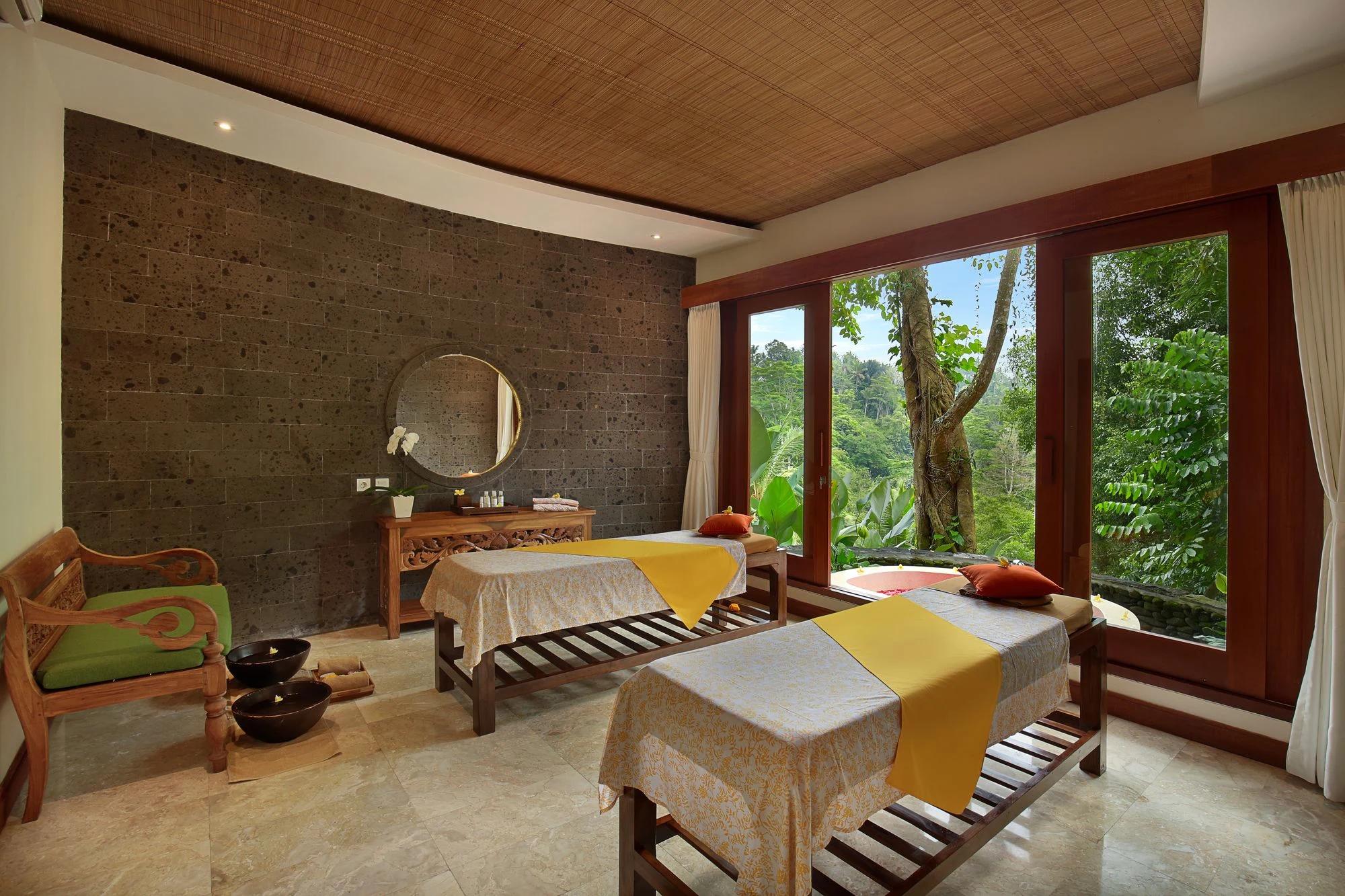 Salle de massage avec vue sur la nature au Jannata Resort & Spa