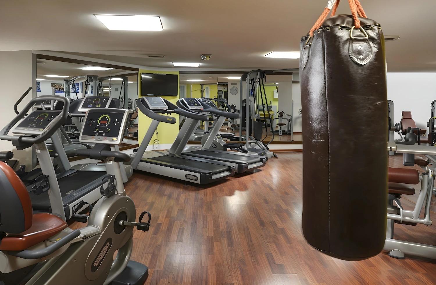 Salle de sport moderne à Unahotels Capotaormina