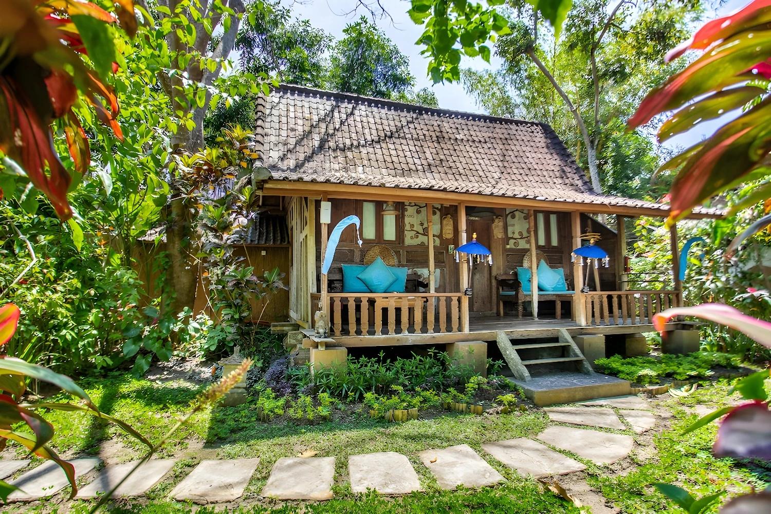 Salle de yoga au Swasti Eco Cottage avec participants en méditation.