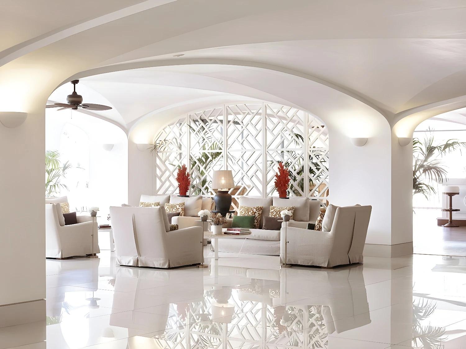 Salon moderne et lumineux de l'Annabelle Beach Resort.
