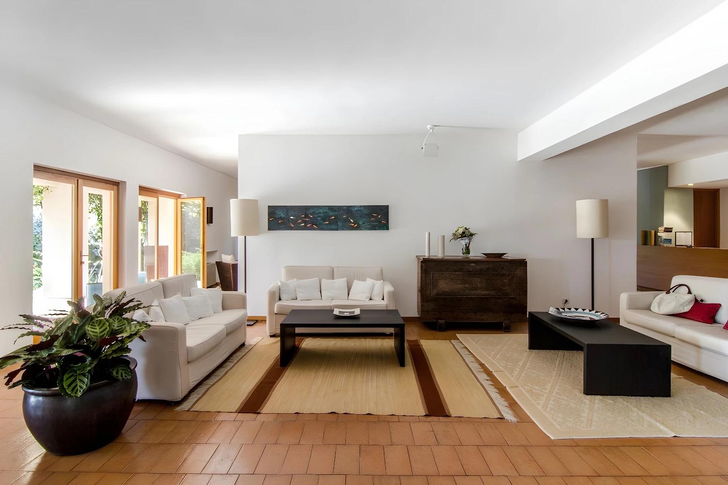 Salon confortable de l'hôtel Aquadulci avec décoration moderne.